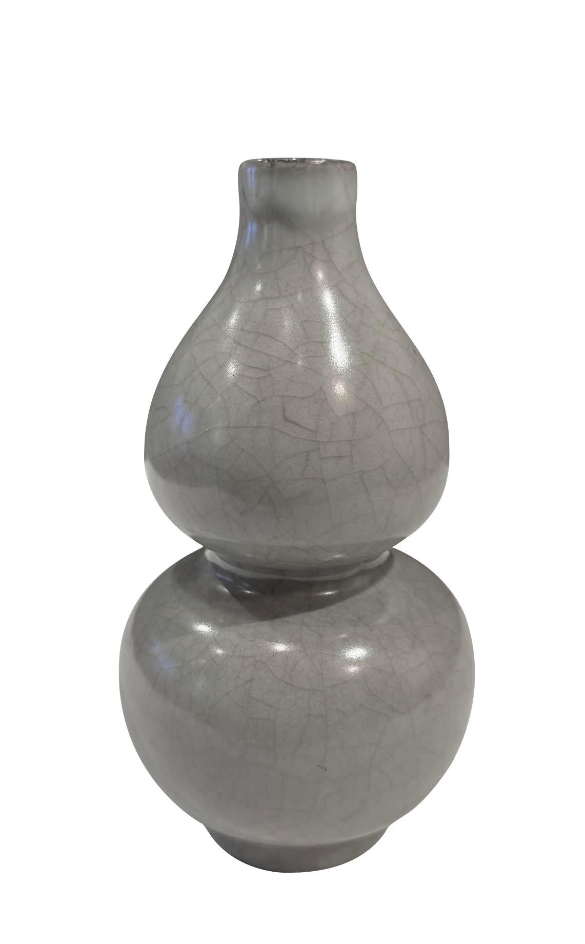Vaso cinese contemporaneo smaltato in blu/grigio crepla.
Forma a zucca.
Fa parte di un'ampia collezione di vasi blu/grigio smaltati a crepe.