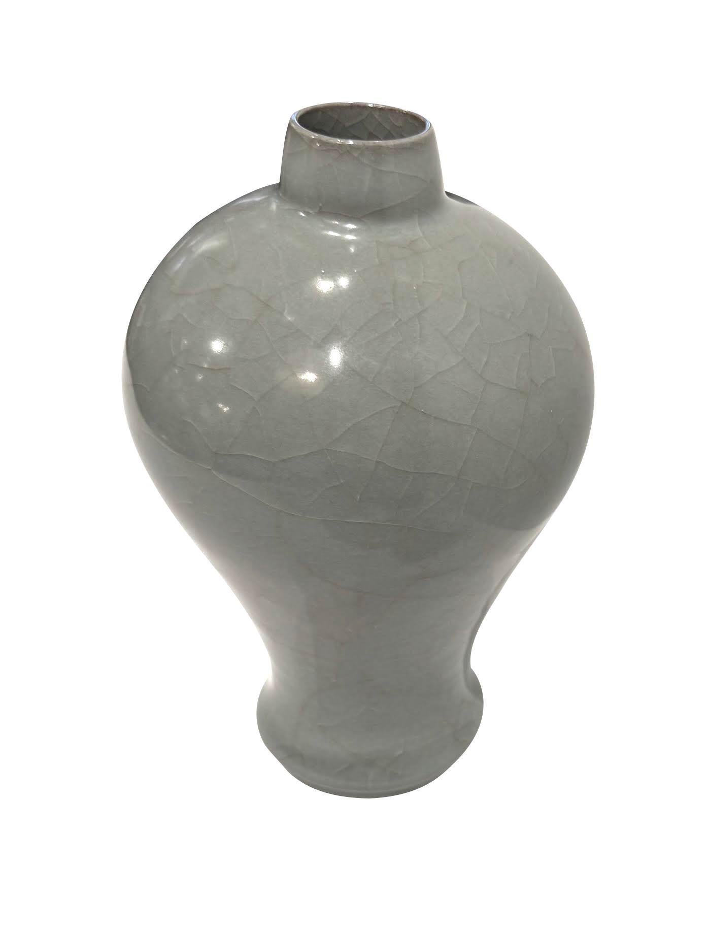 Vaso cinese contemporaneo smaltato in blu/grigio crepla.
Apertura del beccuccio piccola con base rotonda.
Fa parte di un'ampia collezione di vasi blu/grigio smaltati a crepe.