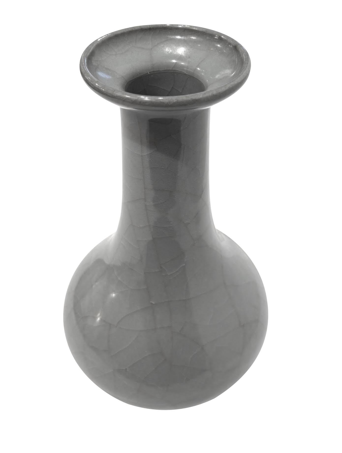 Vaso cinese contemporaneo smaltato in blu/grigio crepla.
Collo a imbuto liscio.
Fa parte di un'ampia collezione di vasi blu/grigio smaltati a crepe.