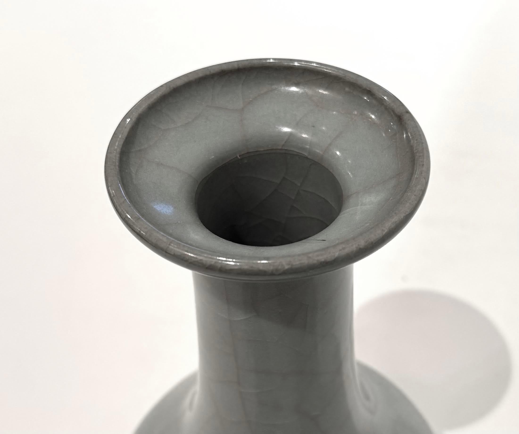 Cinese Vaso a collo d'imbuto liscio smaltato a crepe blu/grigio, Cina, Contemporaneo in vendita