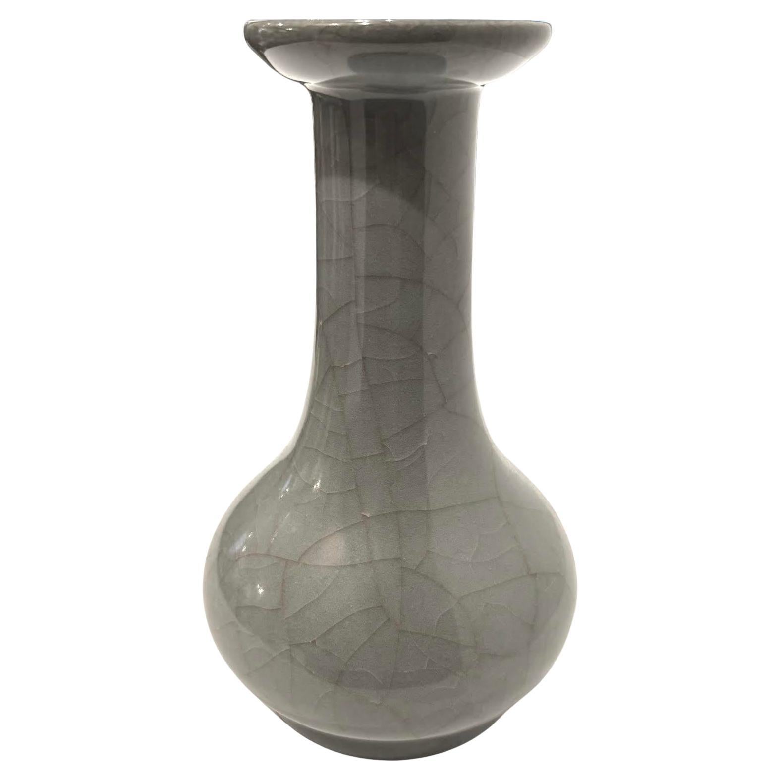 Vaso a collo d'imbuto liscio smaltato a crepe blu/grigio, Cina, Contemporaneo