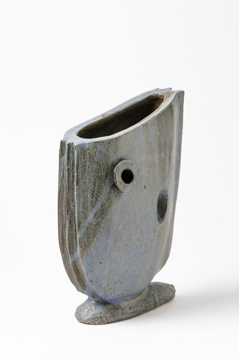 Vase en céramique émaillée bleu-gris de Michel Lanos. 
Signature de l'artiste sous la base. 
Vers 1994.
Pièce unique.
H : 13.4' x 9.5' x 4.1' pouces.