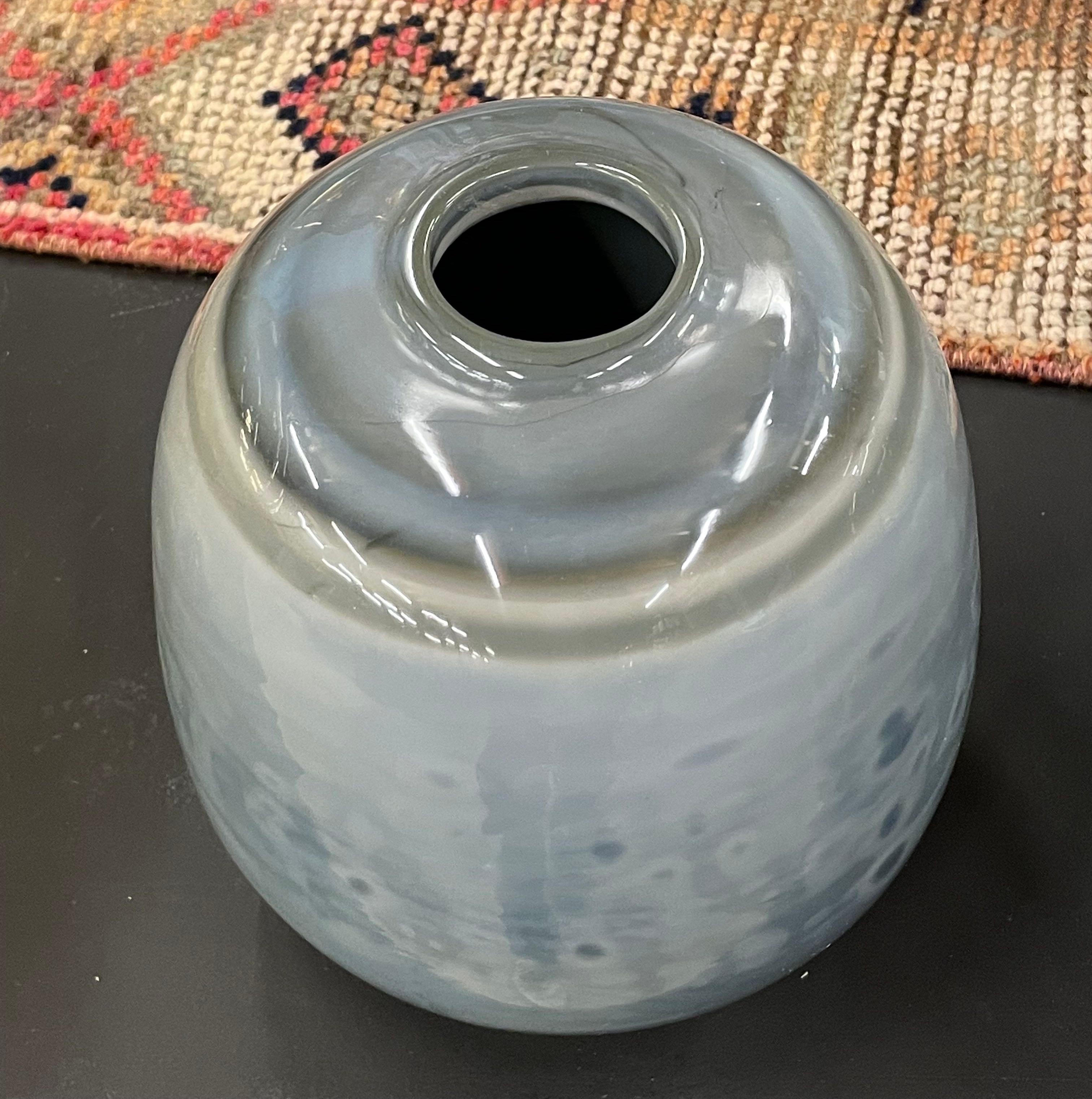 Vase contemporain en verre roumain de couleur bleu/gris.
Peut contenir de l'eau.

