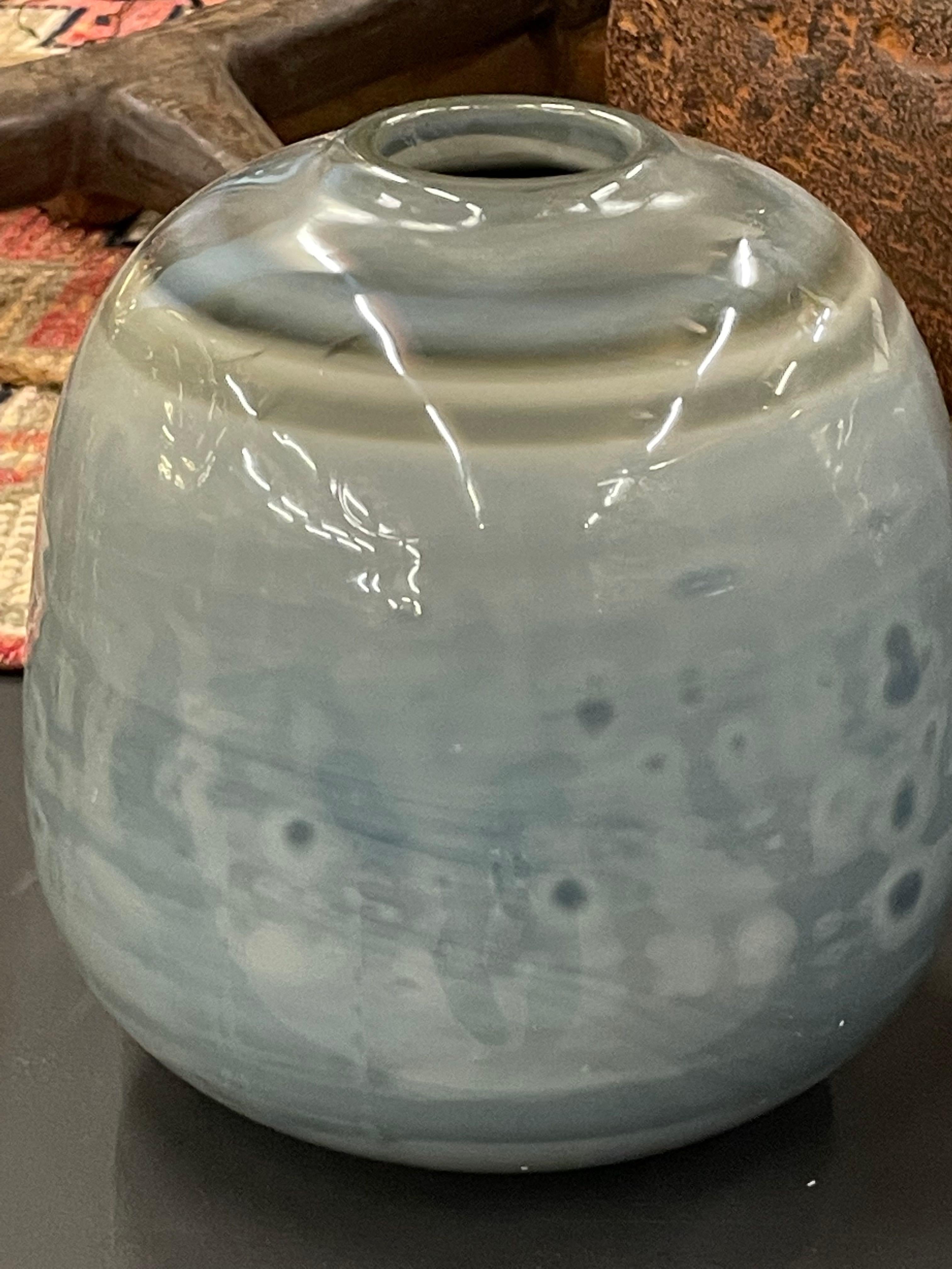 Roumain Vase en verre bleu/gris, Roumanie, 21e siècle en vente