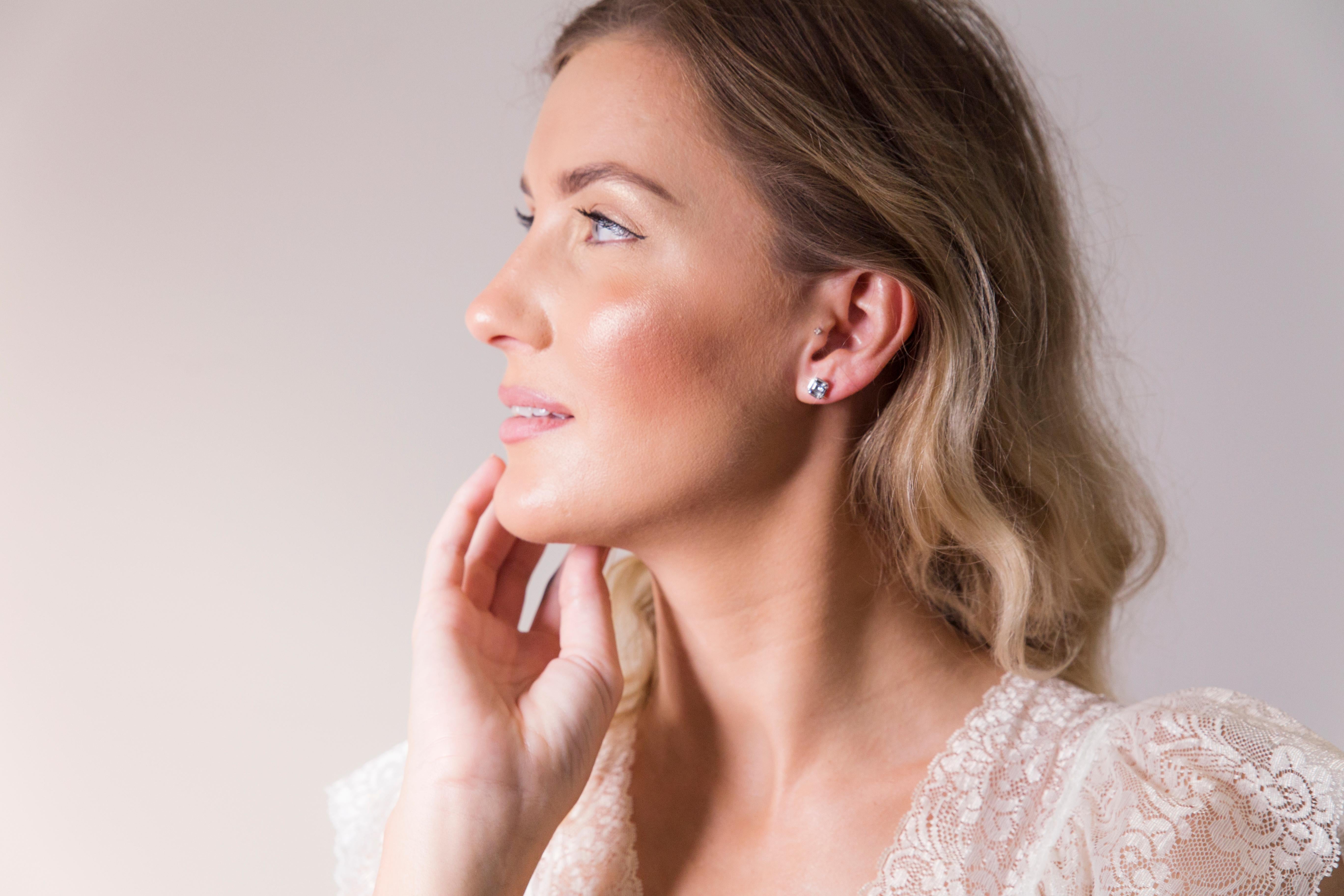 Zeitgenössische Ohrstecker aus 9 Karat Weißgold mit blauem und grauem Spinell 4