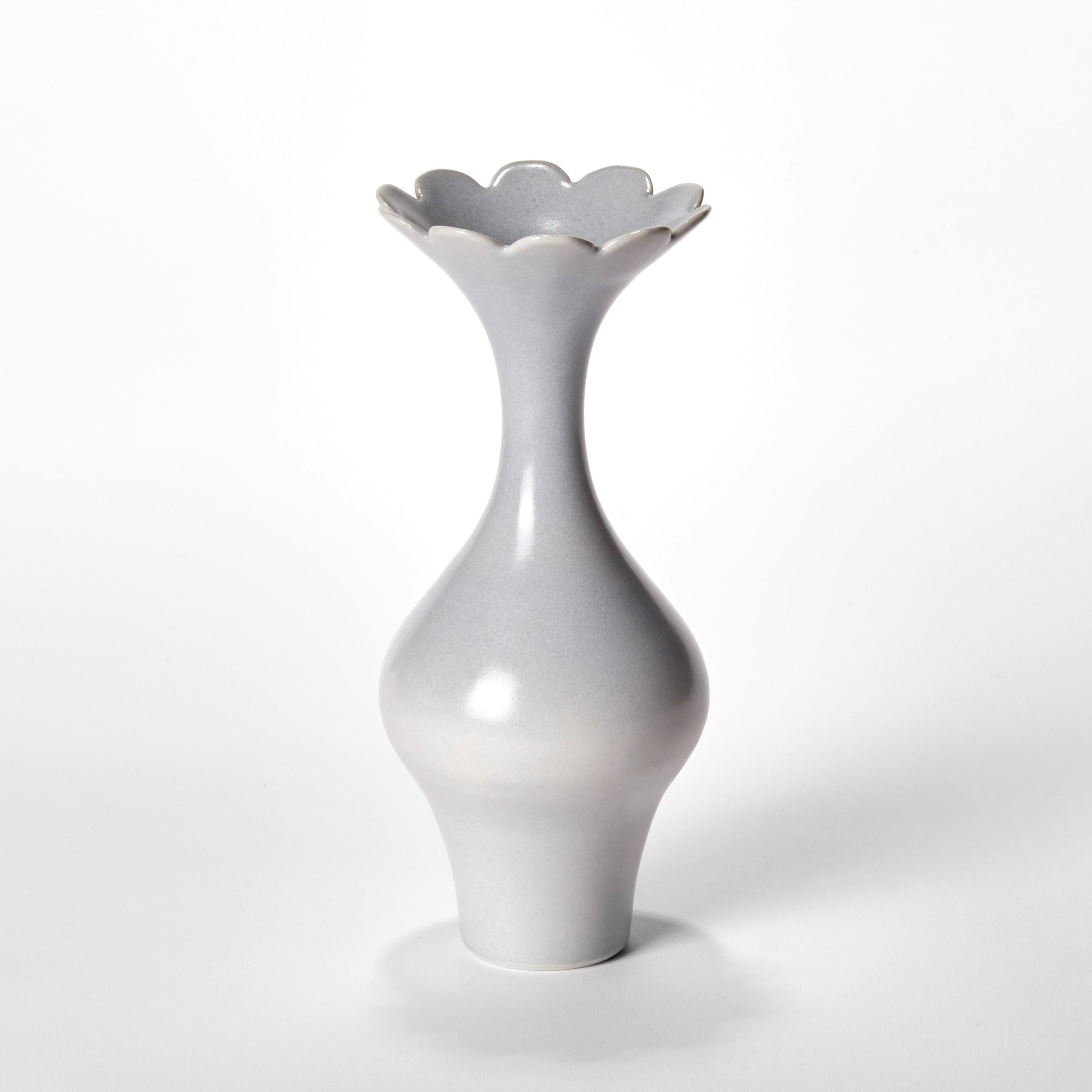 Fait main  Trio de trois vases en porcelaine bleu-gris tournés à la main par Vivienne Foley en vente