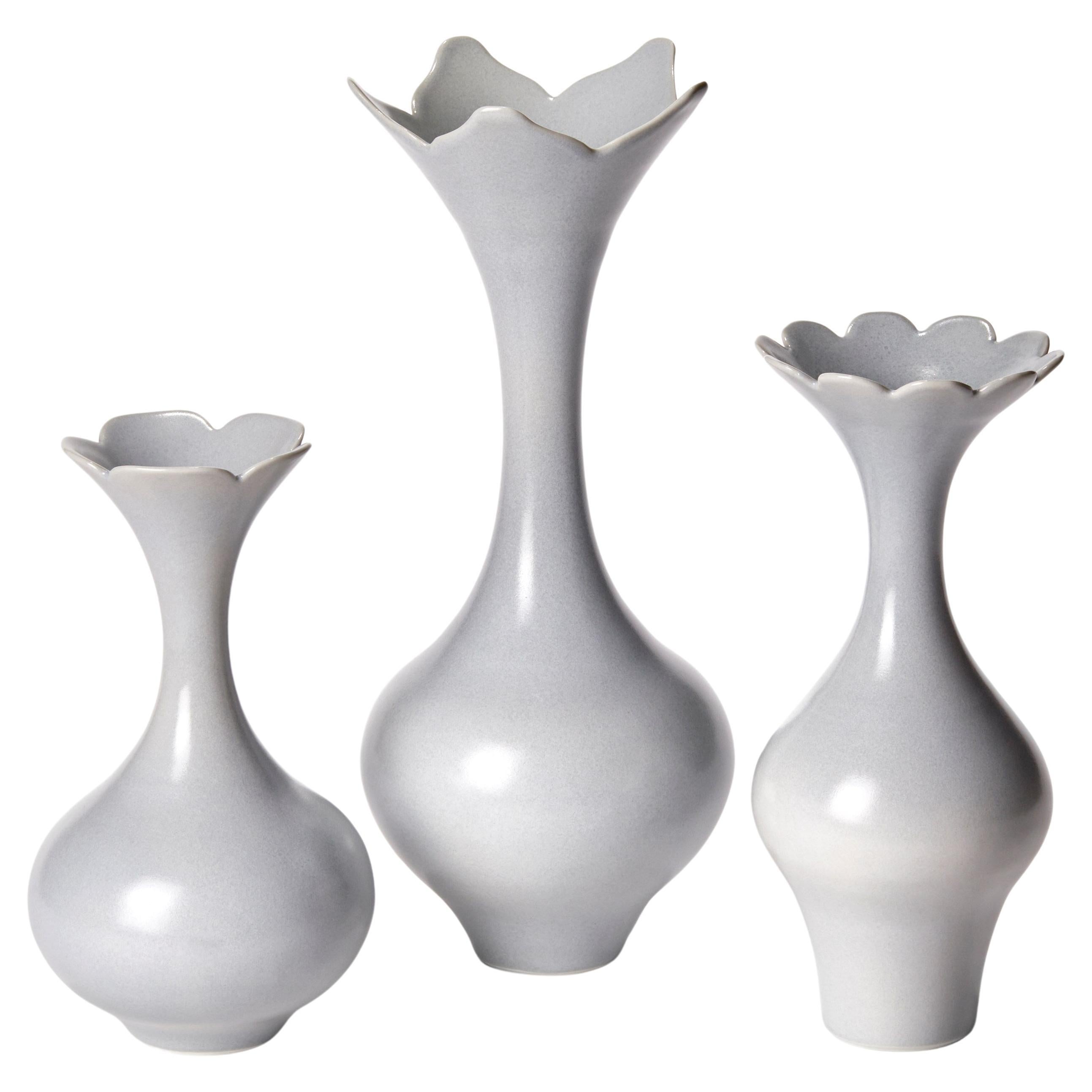  Trio de trois vases en porcelaine bleu-gris tournés à la main par Vivienne Foley en vente