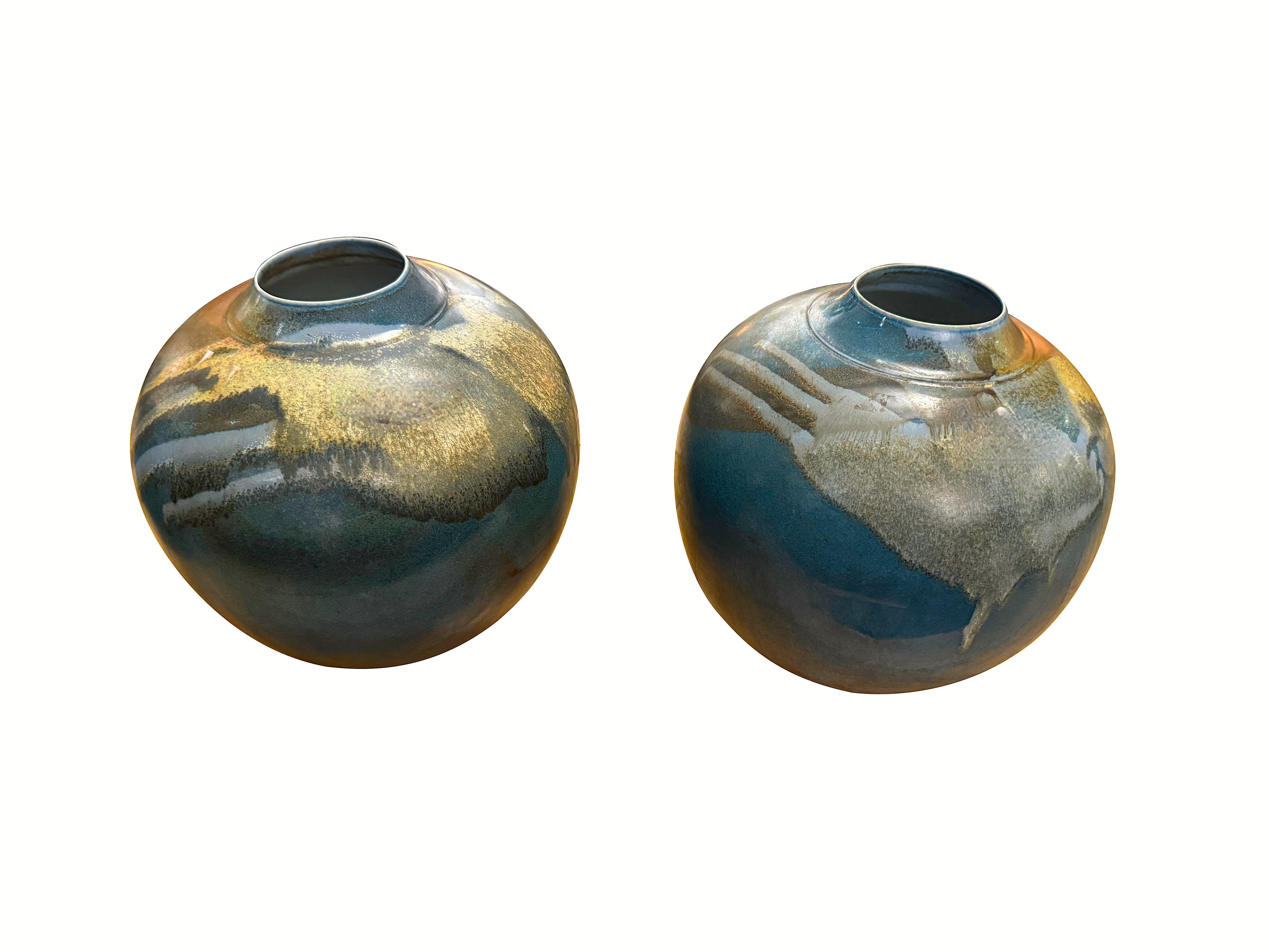 Zeitgenössische chinesische mehrfarbig glasierte runde Vase mit blauem Sockel.
Zwei davon sind erhältlich und werden einzeln verkauft.
Auch als Lampenpaar mit neuen belgischen Leinenschirmen erhältlich ( L1213 )
ANKOMMEND NOVEMBER