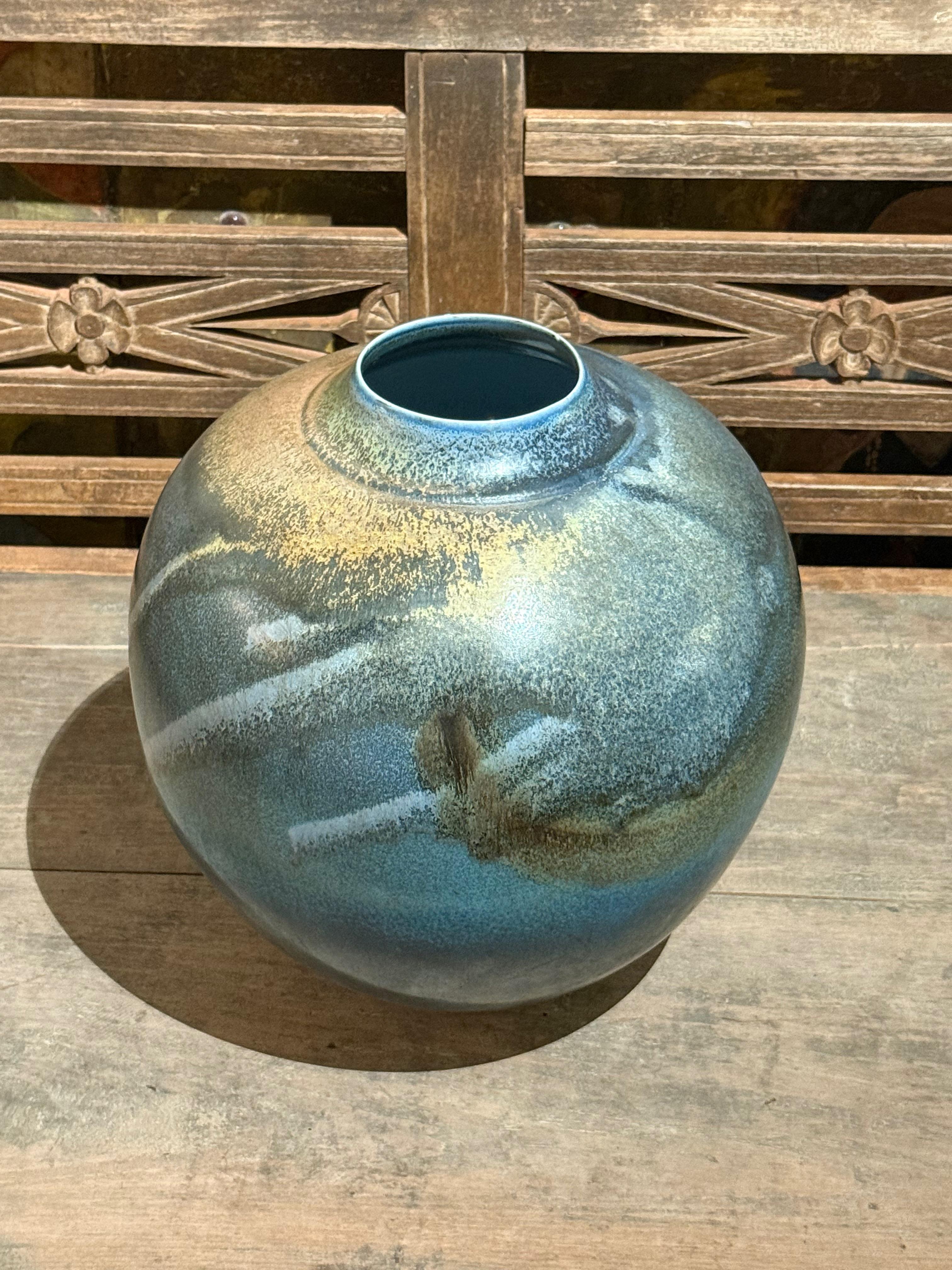Blaugrundige mehrfarbige runde Vase, China, Zeitgenössisch (Chinesisch) im Angebot
