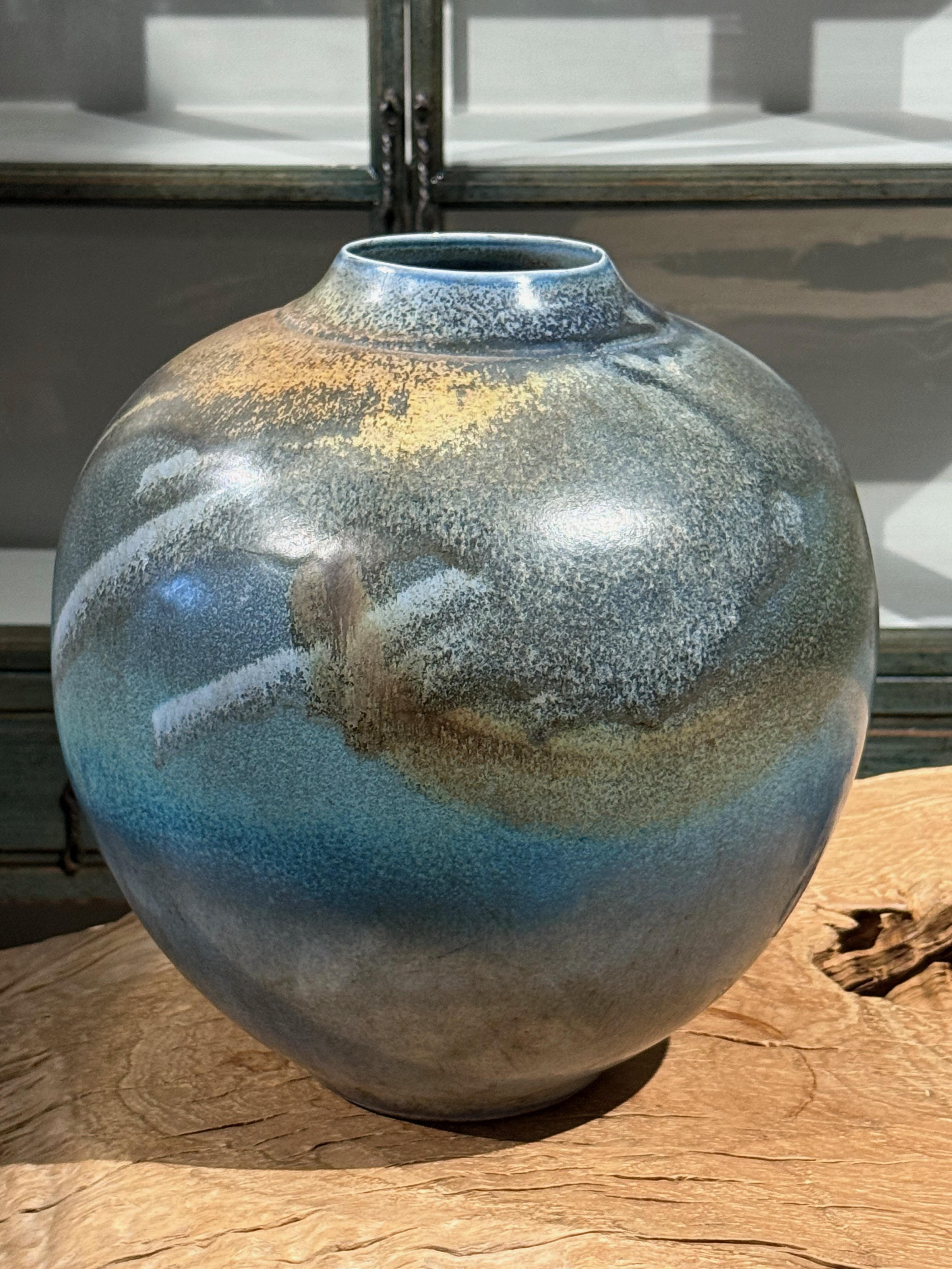 Blaugrundige mehrfarbige runde Vase, China, Zeitgenössisch im Zustand „Neu“ im Angebot in New York, NY