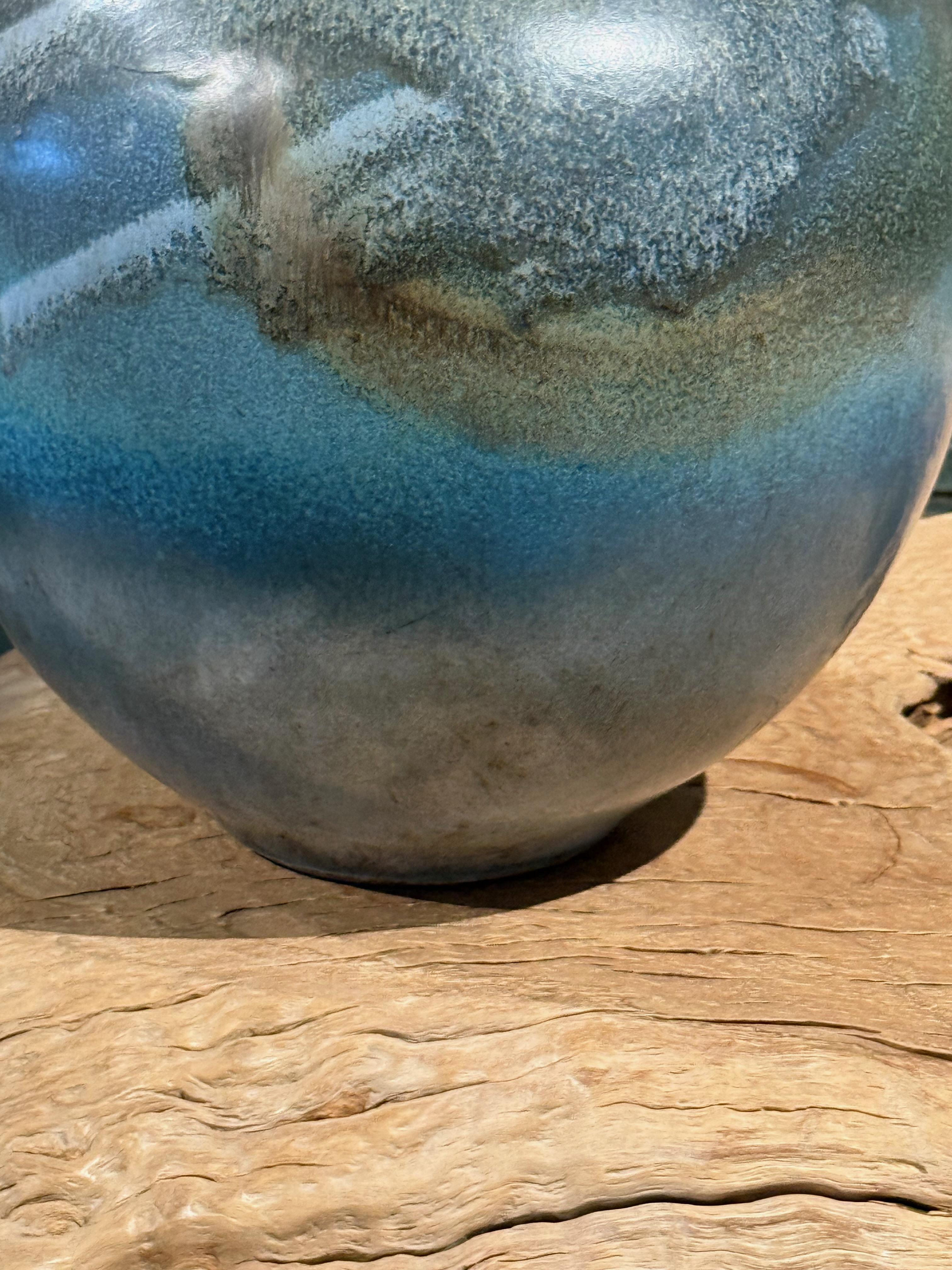 Blaugrundige mehrfarbige runde Vase, China, Zeitgenössisch (21. Jahrhundert und zeitgenössisch) im Angebot