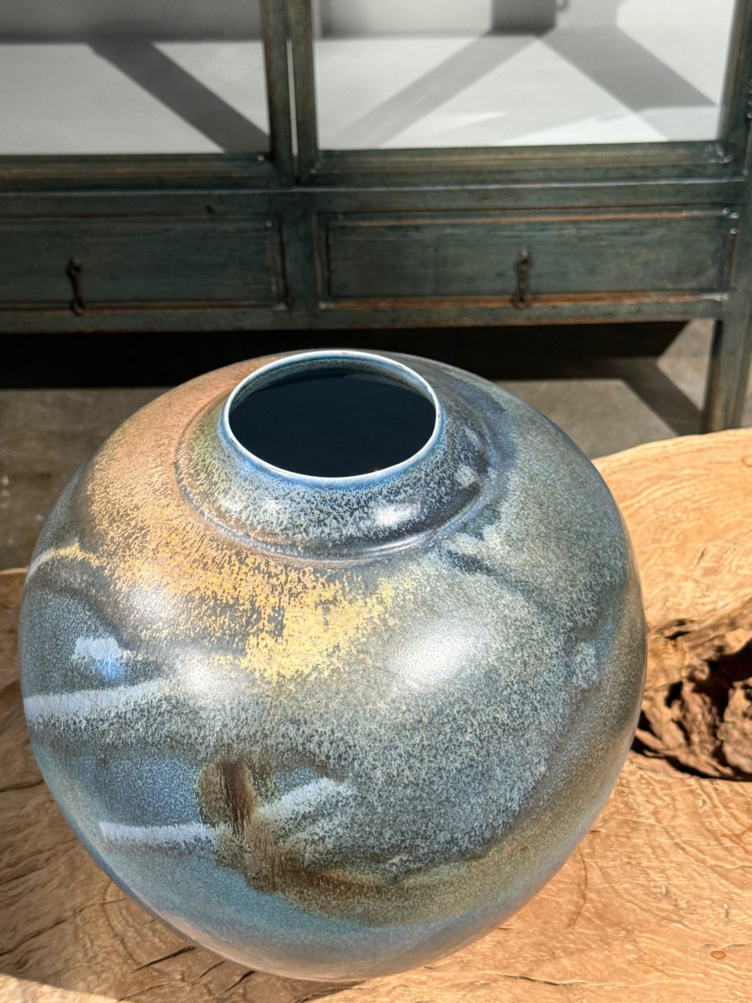 Blaugrundige mehrfarbige runde Vase, China, Zeitgenössisch im Angebot 1