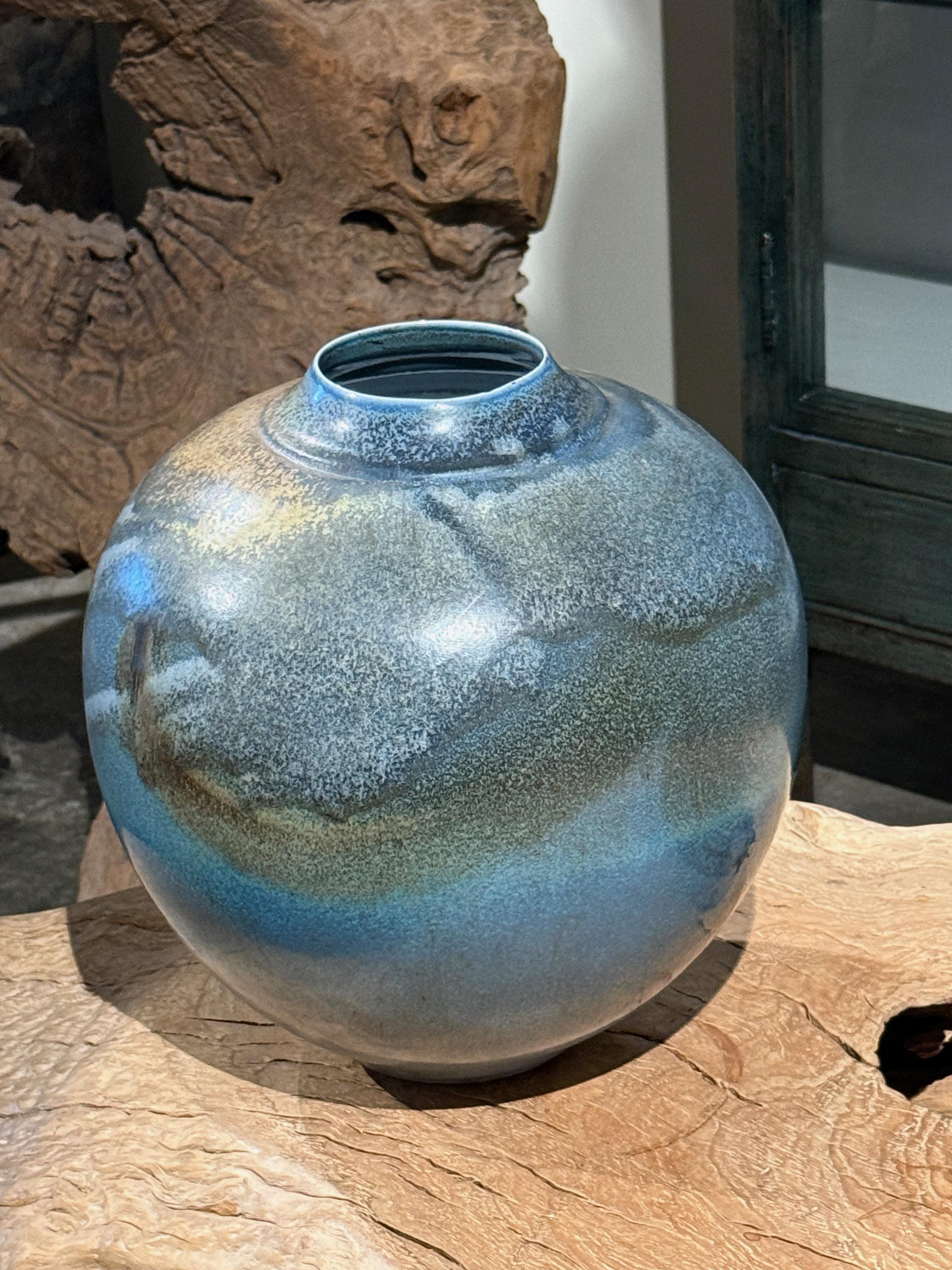 Blaugrundige mehrfarbige runde Vase, China, Zeitgenössisch im Angebot 2