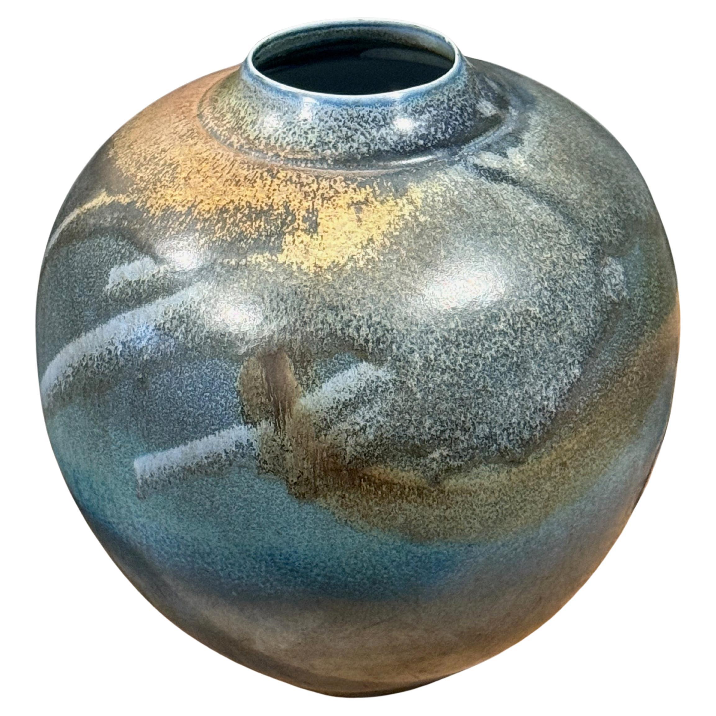 Vaso rotondo multicolore con fondo blu, Cina, Contemporary