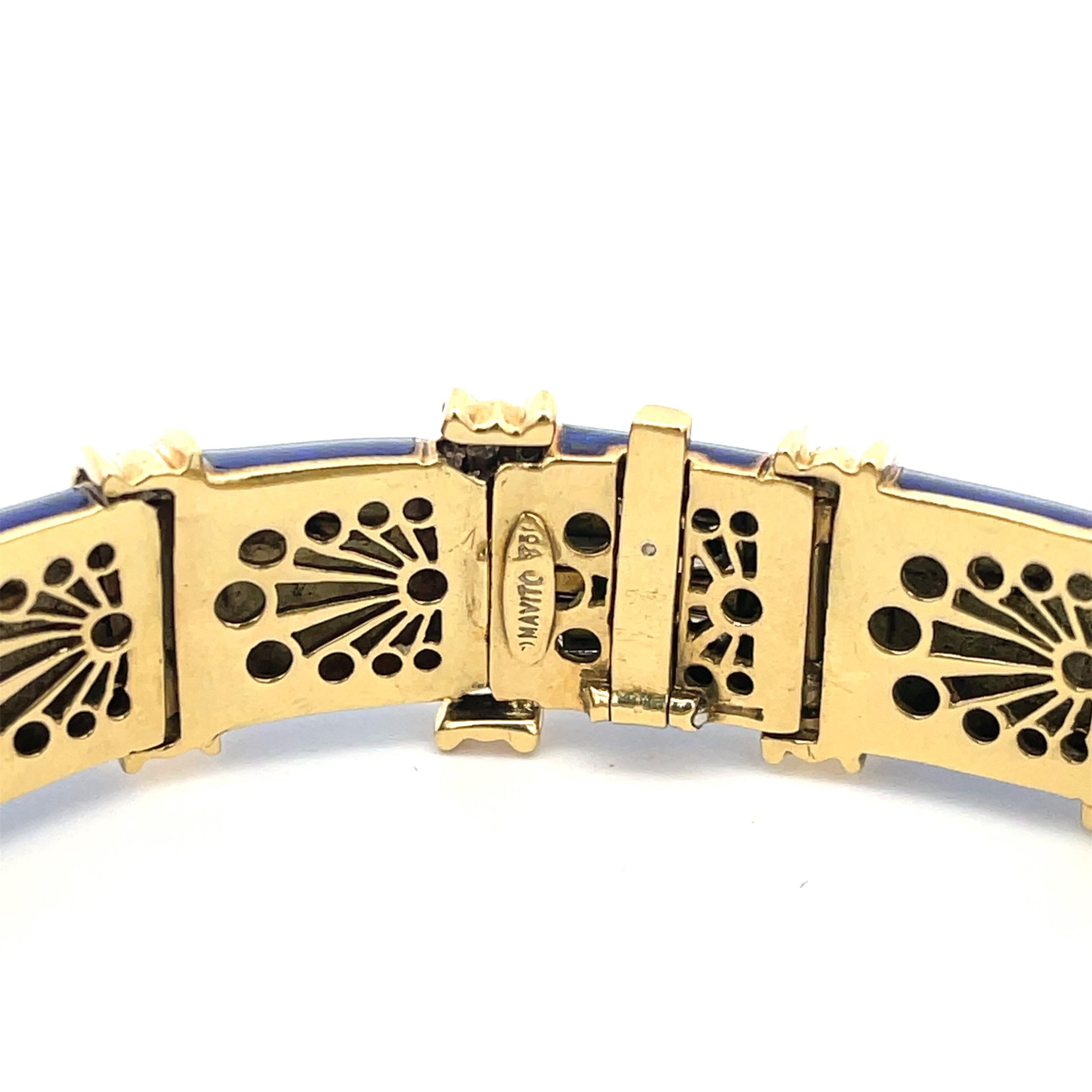 Bracelet en émail guilloché bleu en or jaune 18 carats. Diamètre de 7 pouces.
0.50