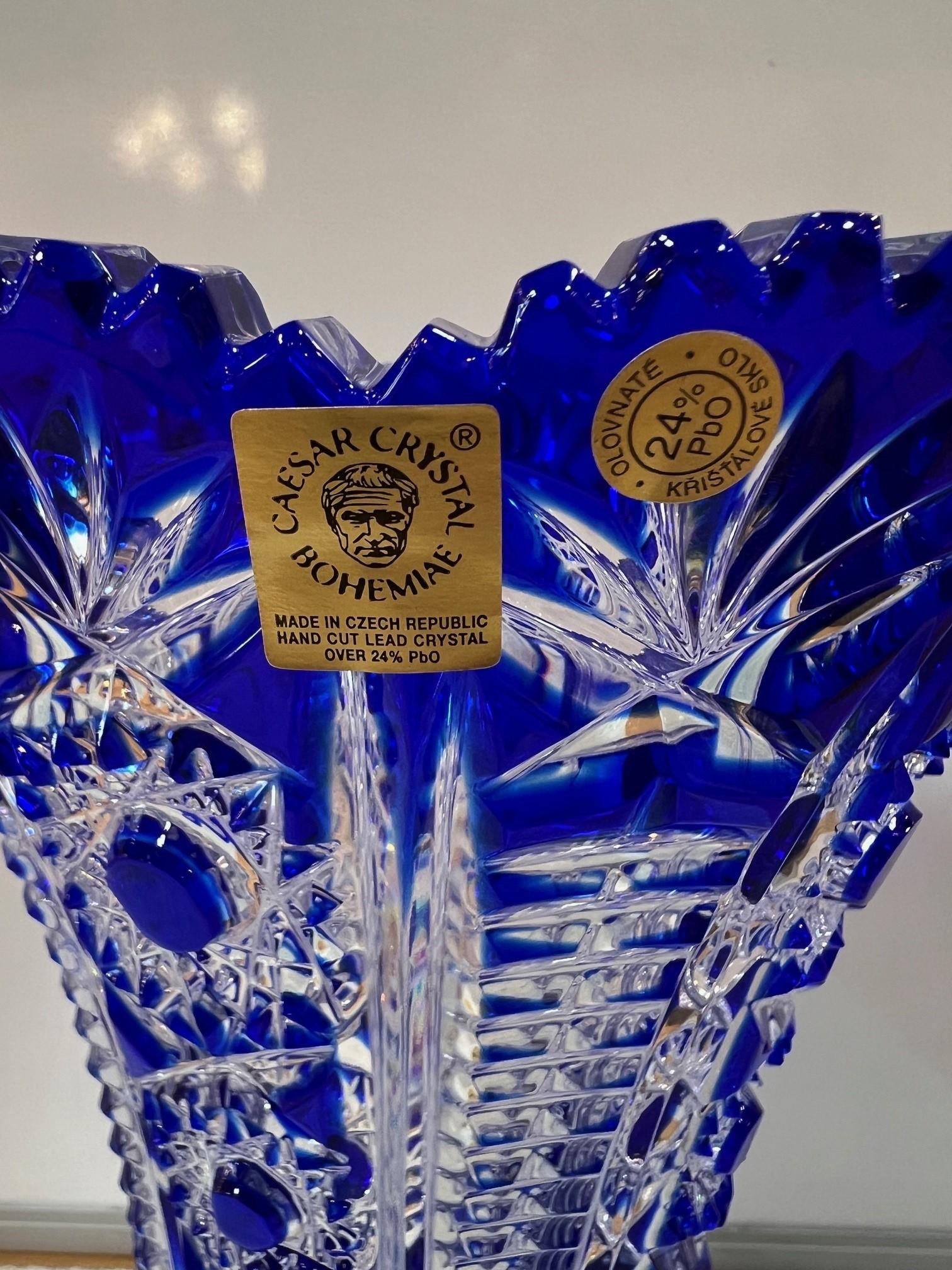 Vase en cristal bleu taillé à la main par Caesar Crystal Bohemiae Co. République tchèque en vente 4