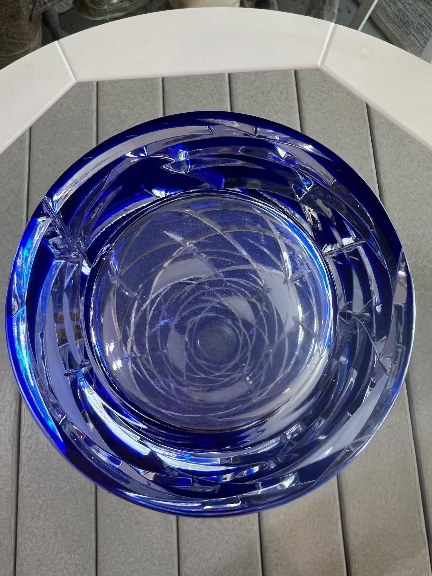 Jarrón azul de cristal de plomo tallado a mano de Caesar Crystal Bohemiae Co. República Checa en venta 4