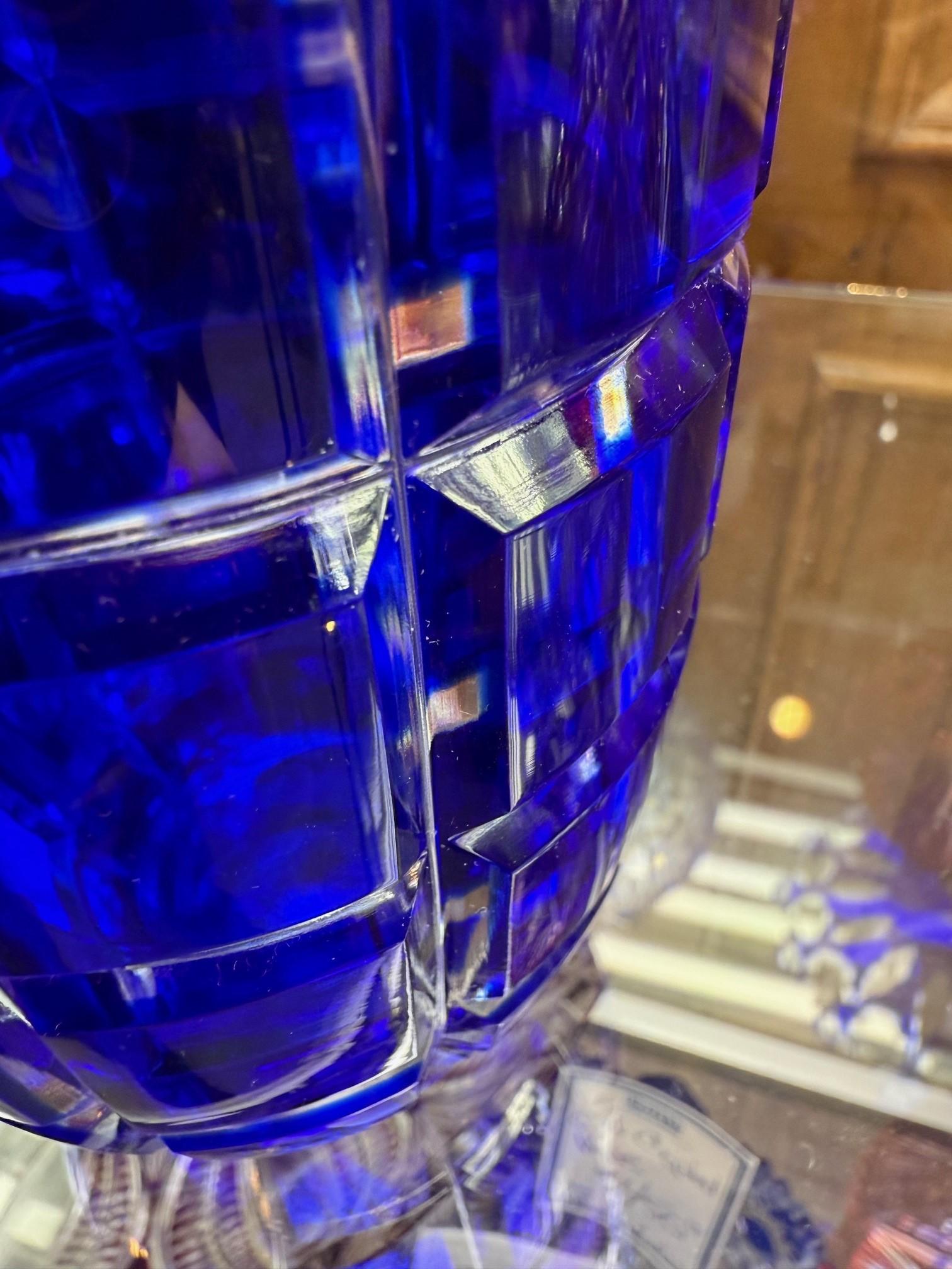 Vase en cristal bleu taillé à la main par Caesar Crystal Bohemiae Co. République tchèque en vente 4
