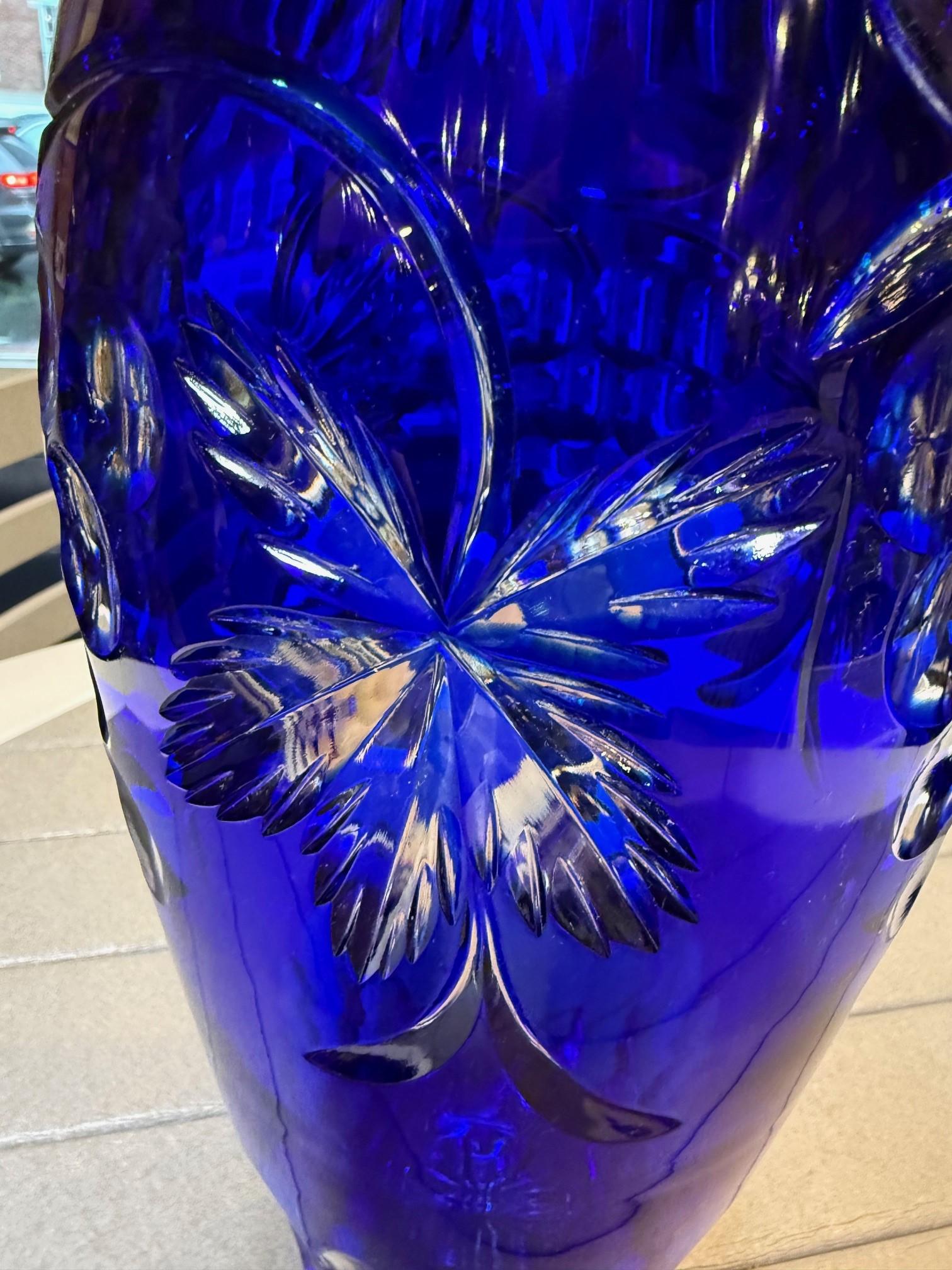 Vase en cristal bleu taillé à la main par Caesar Crystal Bohemiae Co. République tchèque en vente 3