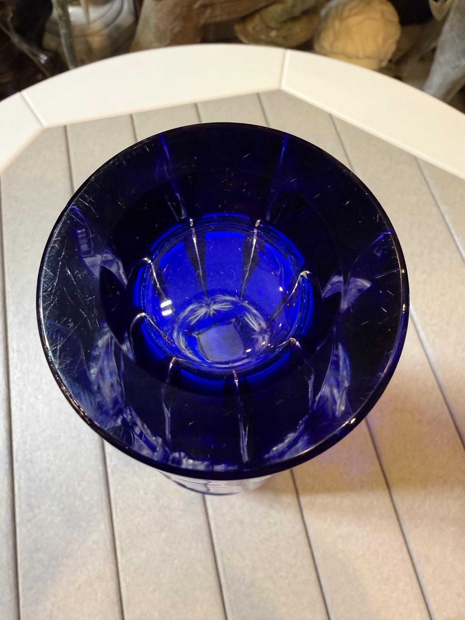 Vase en cristal bleu taillé à la main par Caesar Crystal Bohemiae Co. République tchèque en vente 4