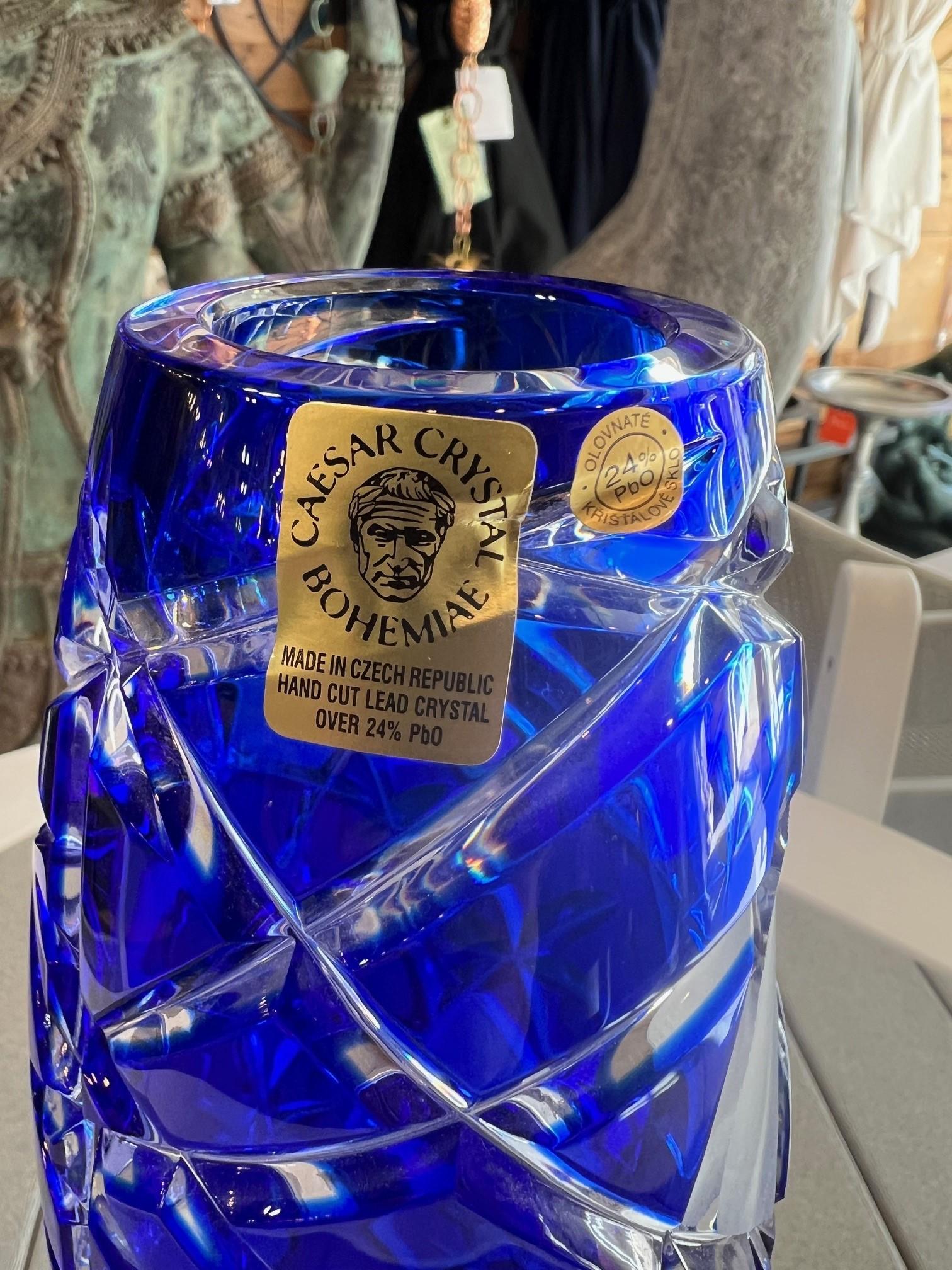 Jarrón azul de cristal de plomo tallado a mano de Caesar Crystal Bohemiae Co. República Checa en venta 5