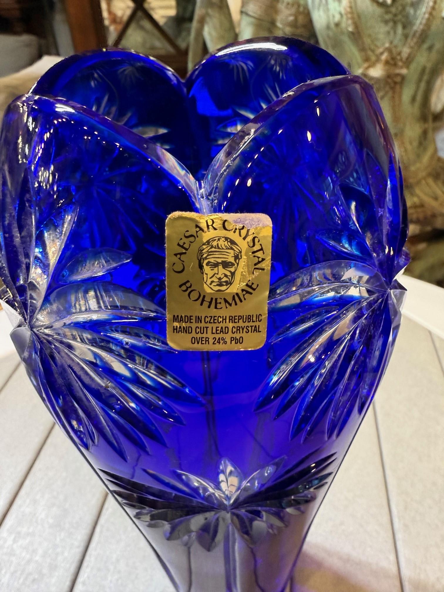 Vase en cristal bleu taillé à la main par Caesar Crystal Bohemiae Co. République tchèque en vente 5