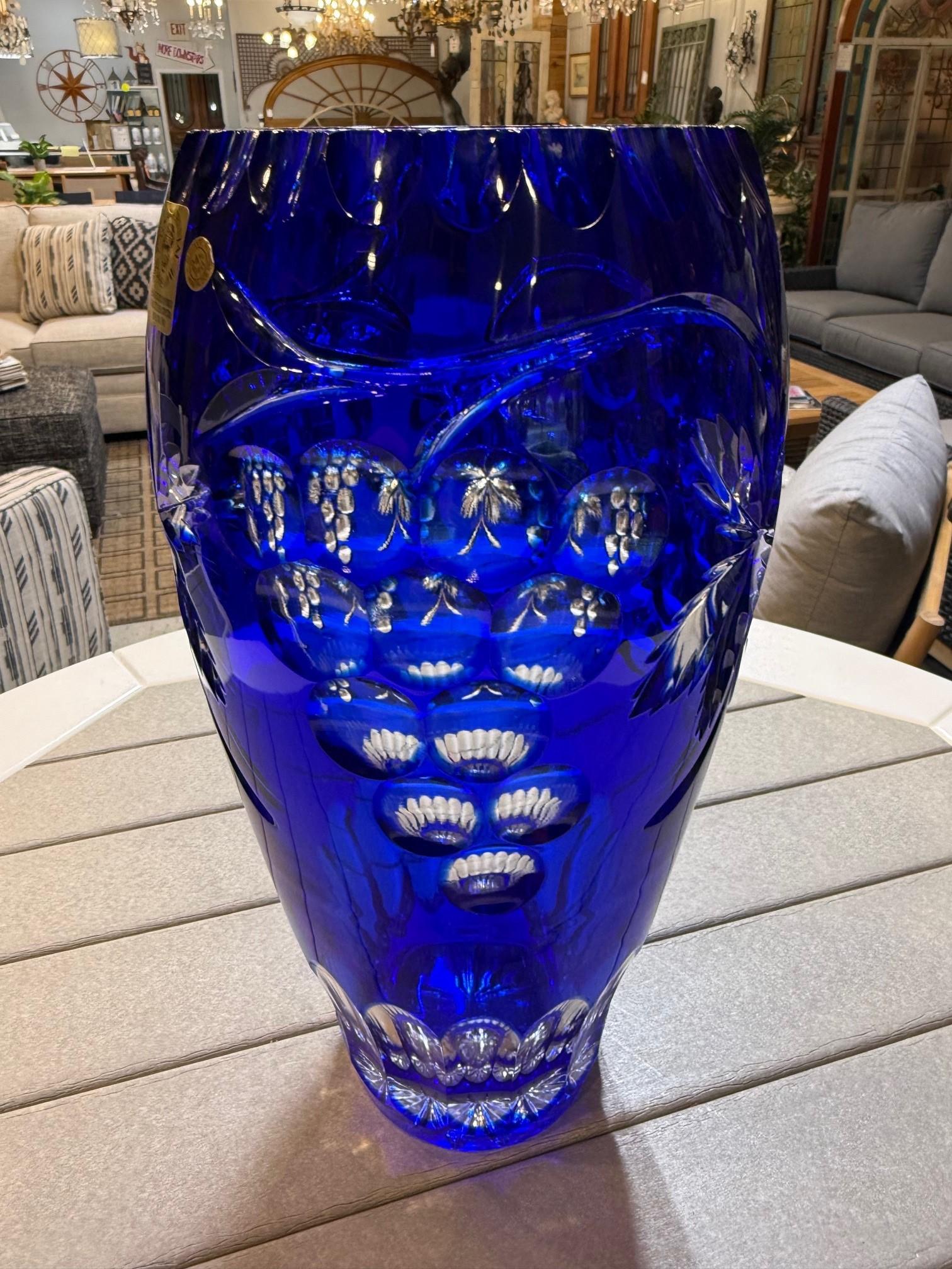 Vase en cristal bleu taillé à la main par Caesar Crystal Bohemiae Co. République tchèque en vente 5