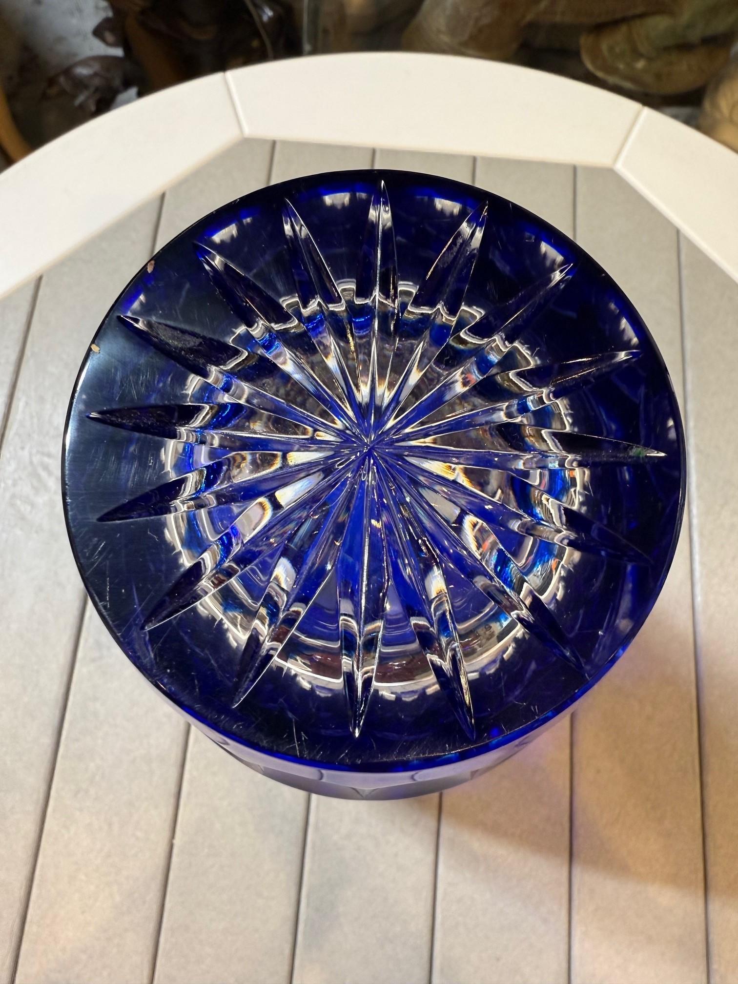 Vase en cristal bleu taillé à la main par Caesar Crystal Bohemiae Co. République tchèque en vente 6