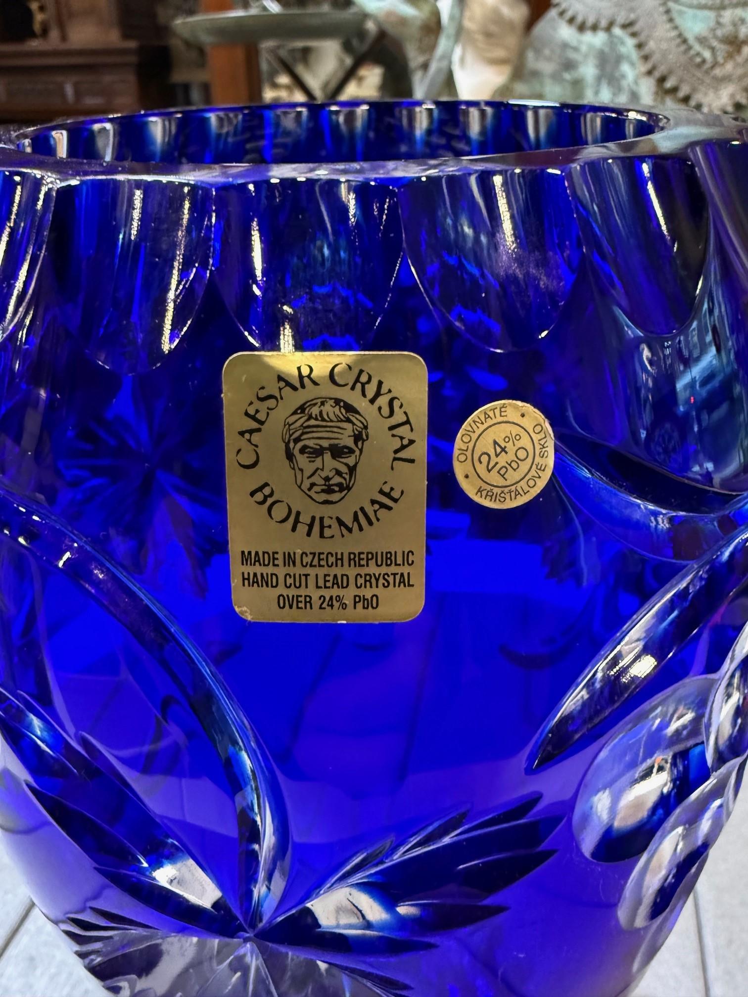 Vase en cristal bleu taillé à la main par Caesar Crystal Bohemiae Co. République tchèque en vente 7