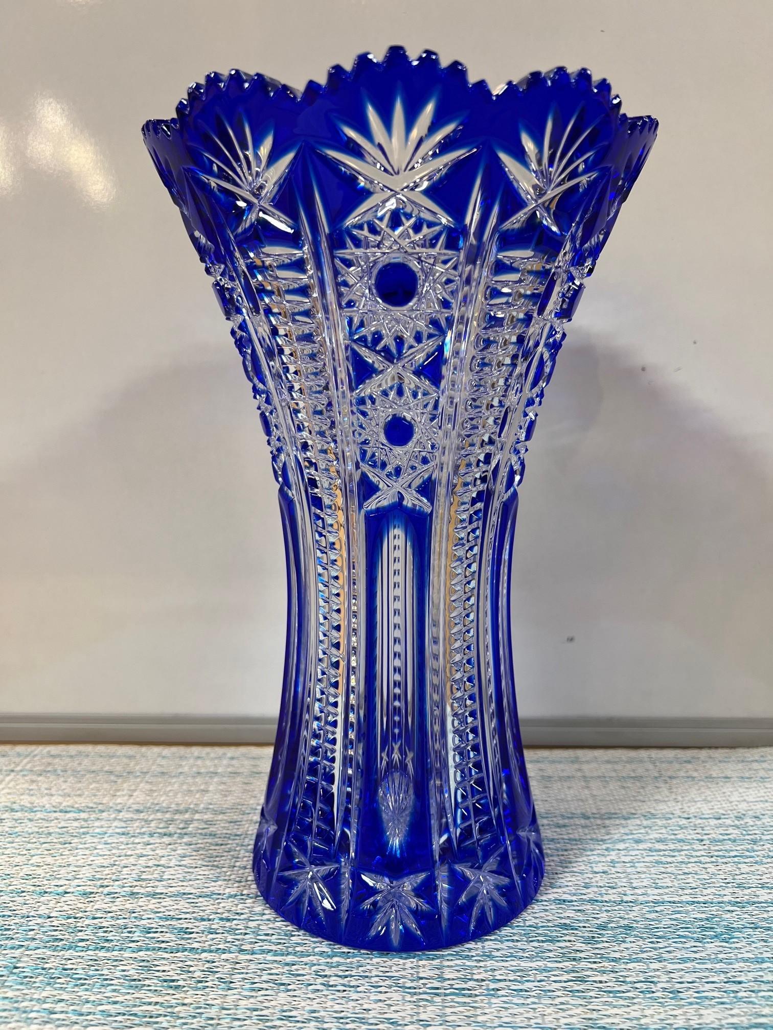 Superbe vase en cristal de plomb bleu cobalt taillé à la main, créé comme une œuvre d'art par les mains des meilleurs verriers tchèques. La Caesar Crystal Company, en République tchèque, vend des pièces de cristal de plomb taillées à la main depuis