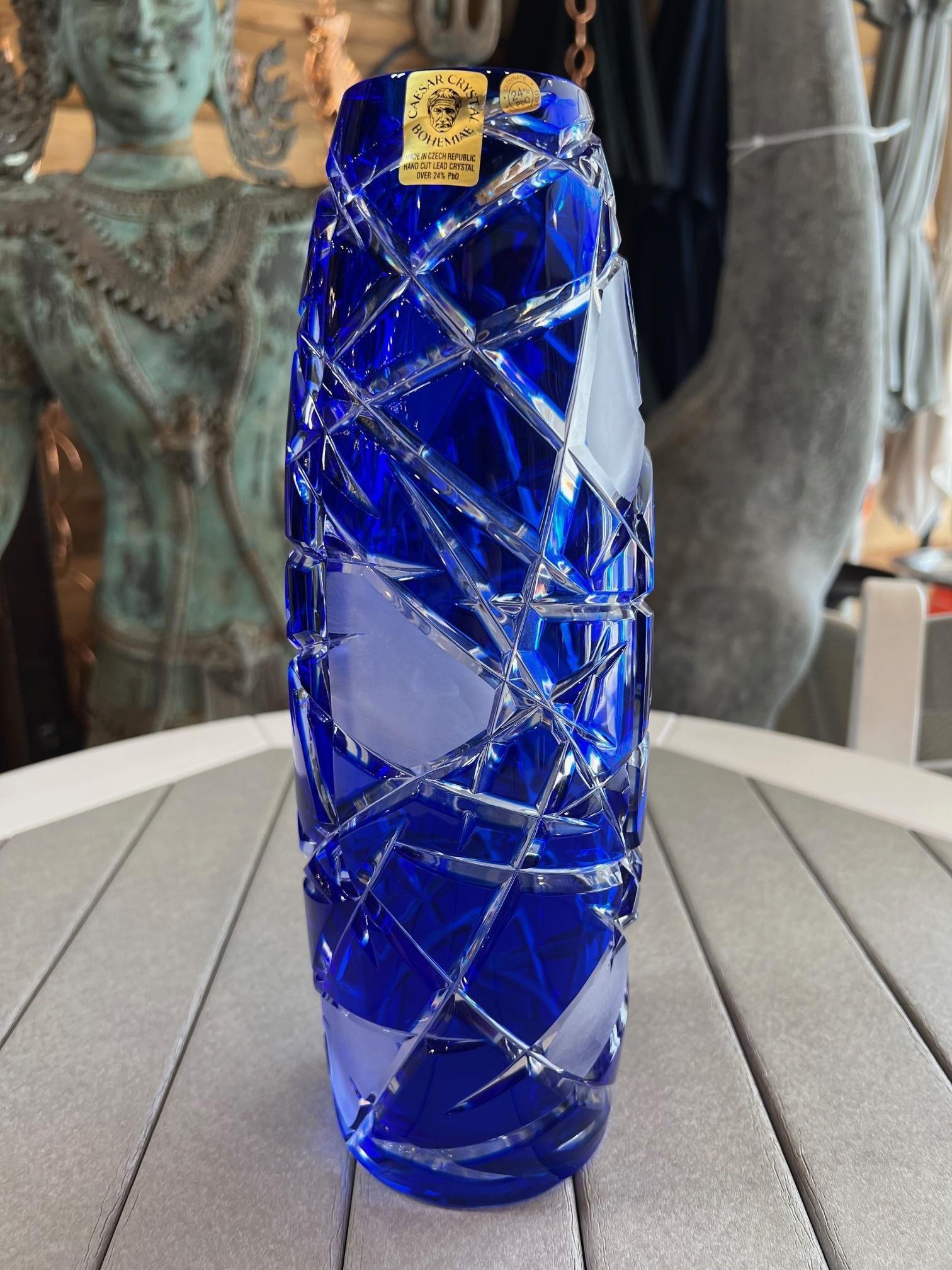 Impresionante jarrón de cristal de plomo azul cobalto tallado a mano, creado como una obra de arte por las manos de los mejores vidrieros checos. La empresa Caesar Crystal de la República Checa lleva vendiendo piezas de cristal de plomo talladas a