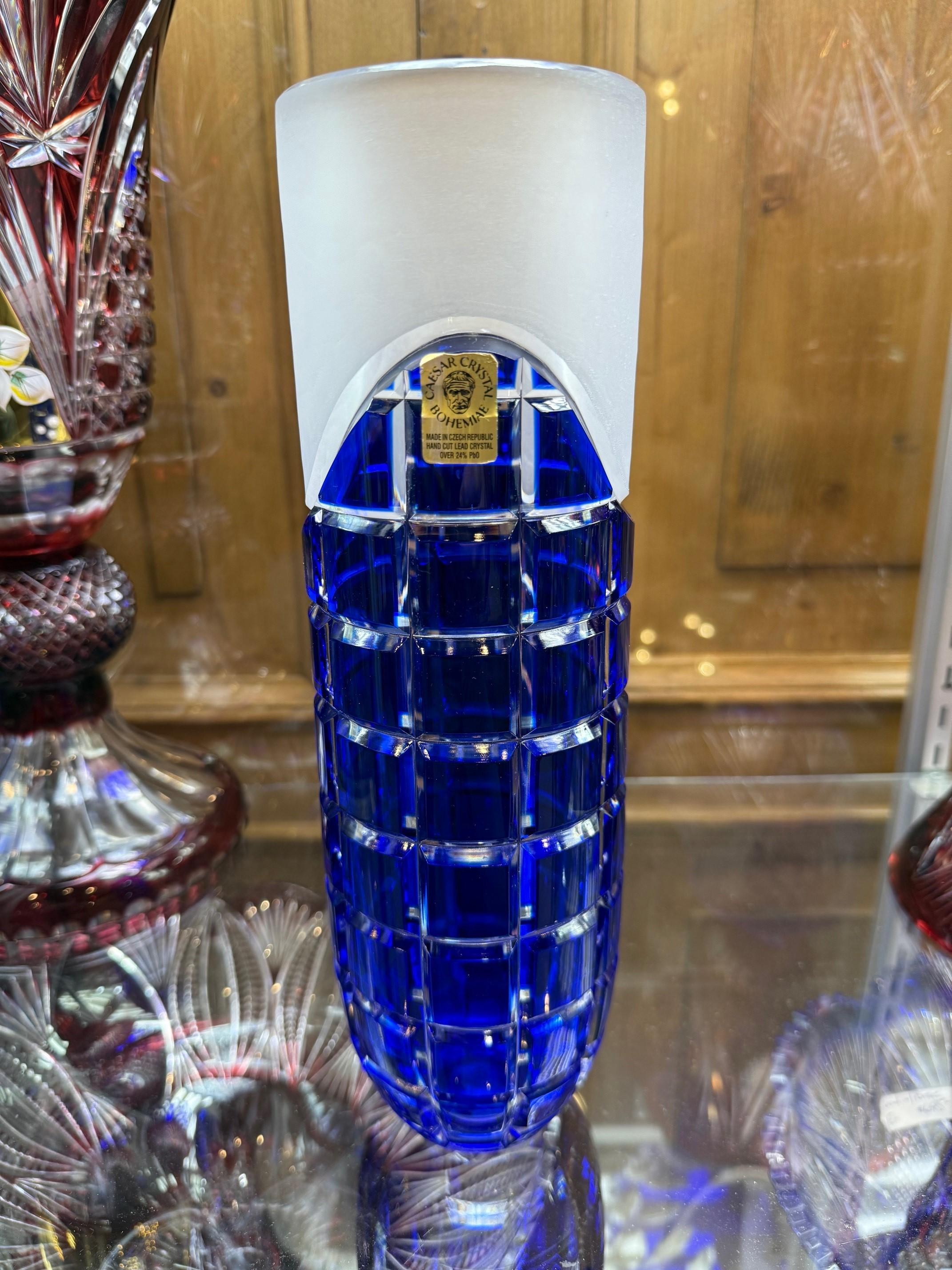 Superbe vase en cristal de plomb bleu cobalt taillé à la main, créé comme une œuvre d'art par les mains des meilleurs verriers tchèques. La Caesar Crystal Company, en République tchèque, vend des pièces de cristal de plomb taillées à la main depuis