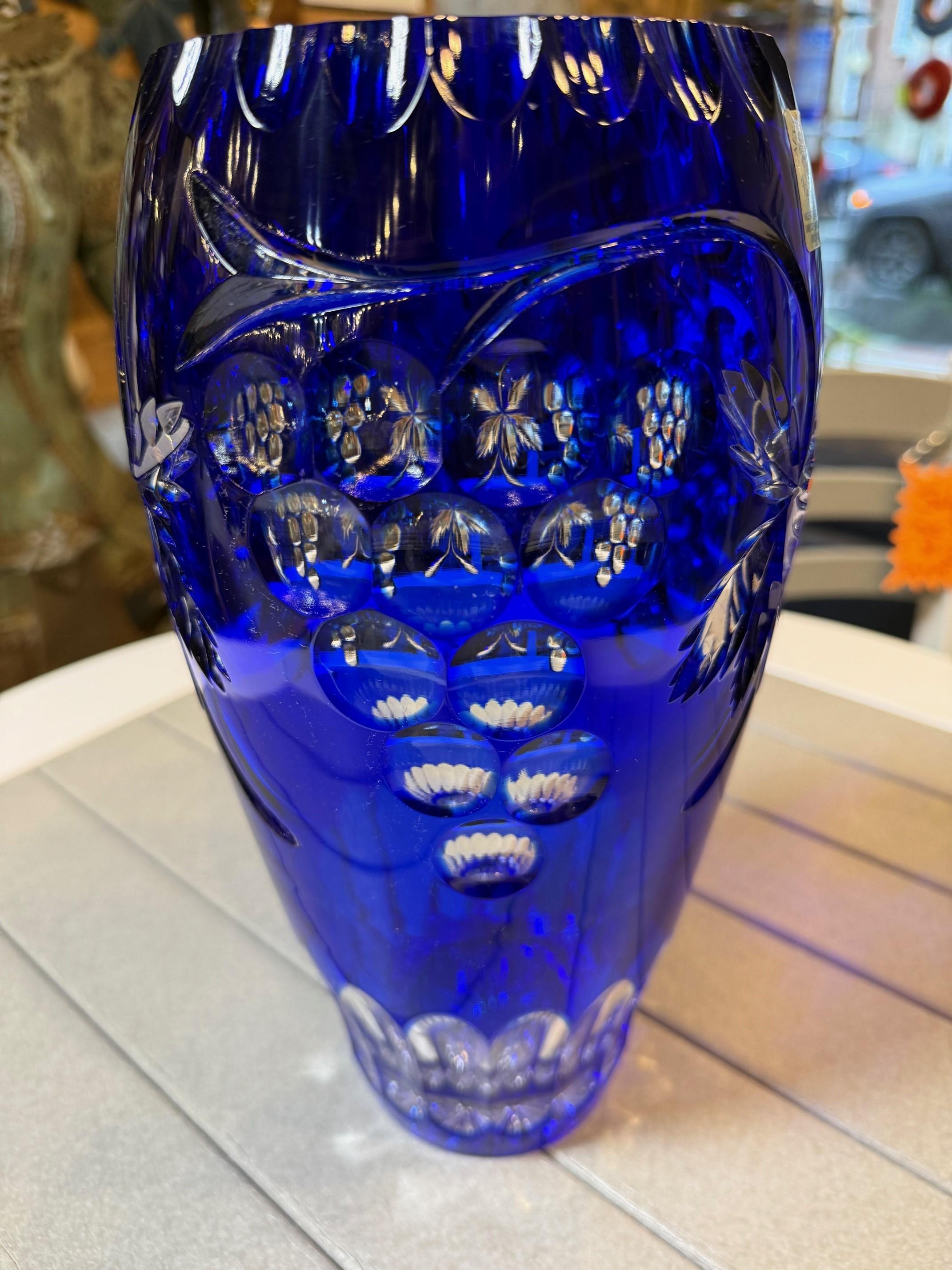 Superbe vase en cristal de plomb bleu cobalt taillé à la main, motif de raisin créé comme une œuvre d'art par les mains des meilleurs verriers tchèques. La Caesar Crystal Company, en République tchèque, vend des pièces de cristal de plomb taillées à