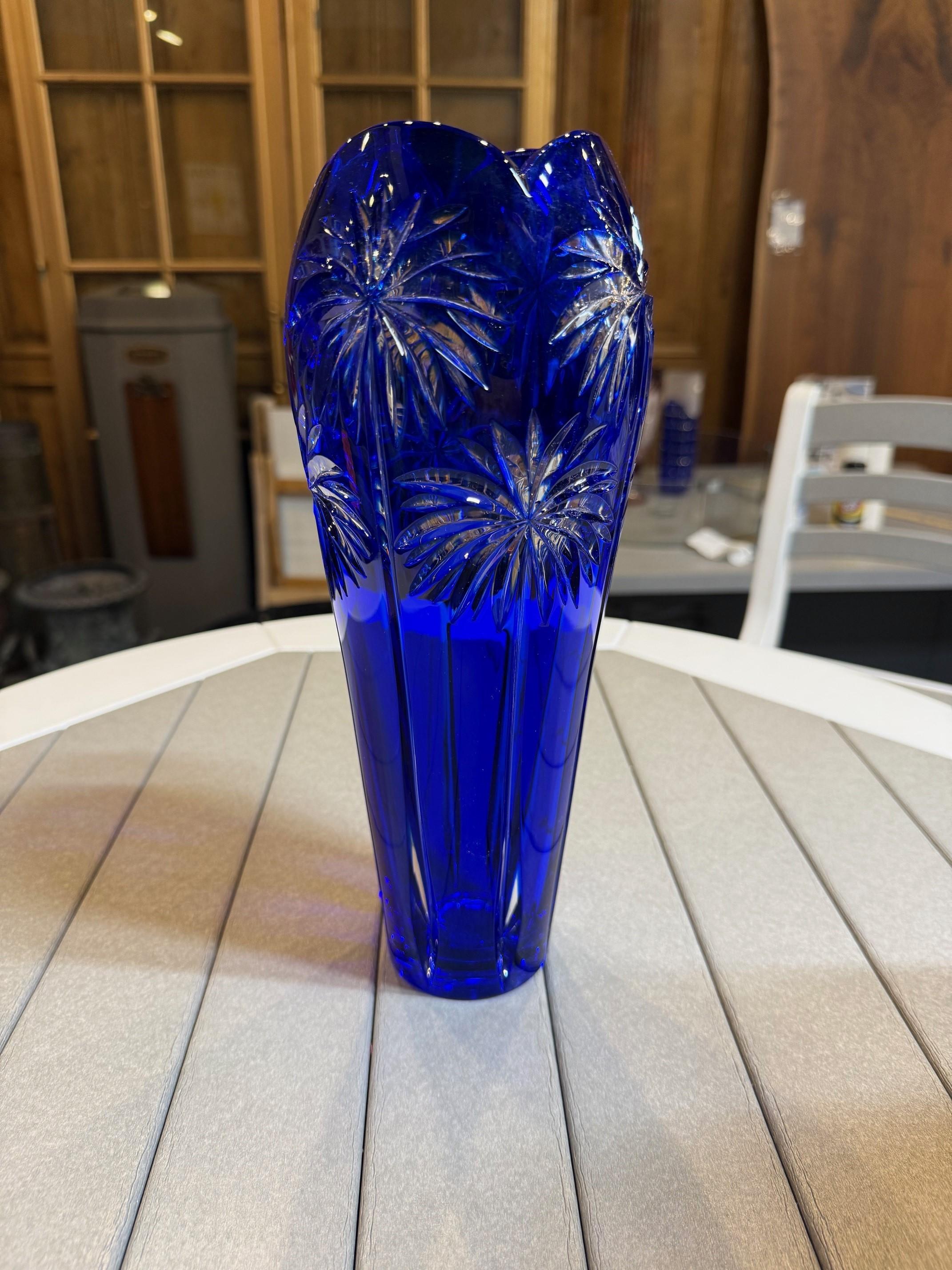 Superbe vase en cristal de plomb bleu cobalt taillé à la main, créé comme une œuvre d'art par les mains des meilleurs verriers tchèques. La Caesar Crystal Company, en République tchèque, vend des pièces de cristal de plomb taillées à la main depuis