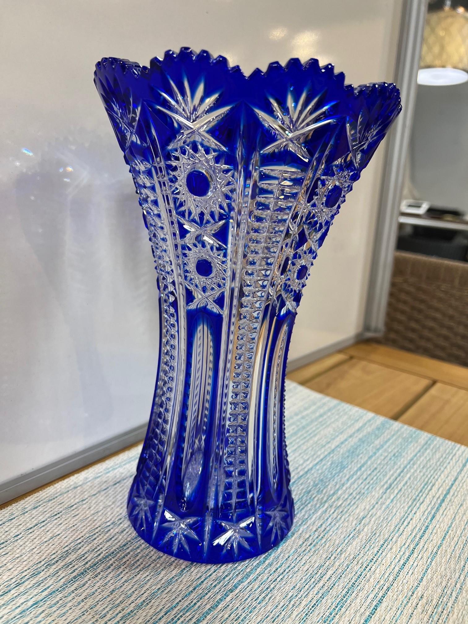 Tchèque Vase en cristal bleu taillé à la main par Caesar Crystal Bohemiae Co. République tchèque en vente