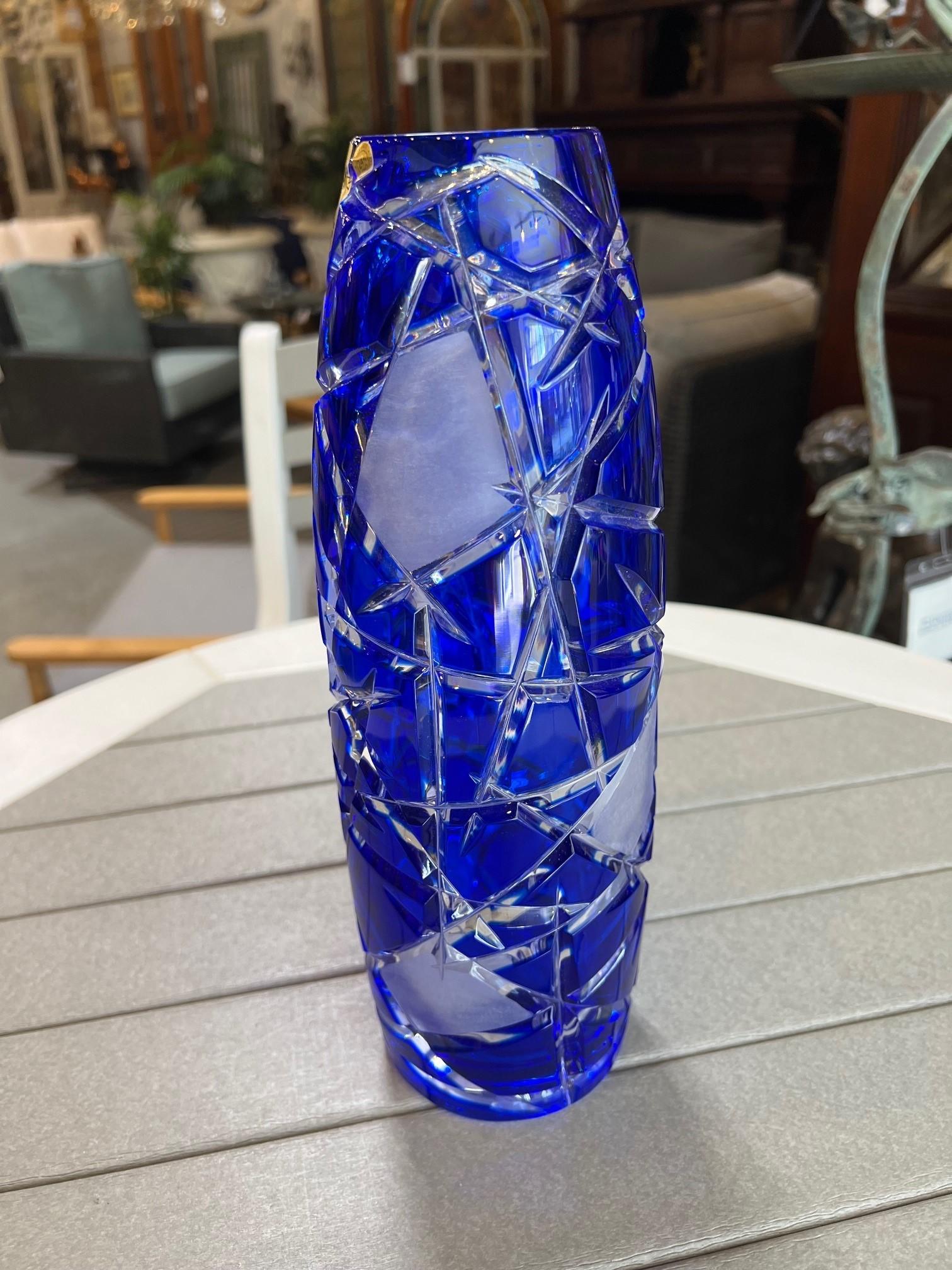 Jarrón azul de cristal de plomo tallado a mano de Caesar Crystal Bohemiae Co. República Checa Checo en venta