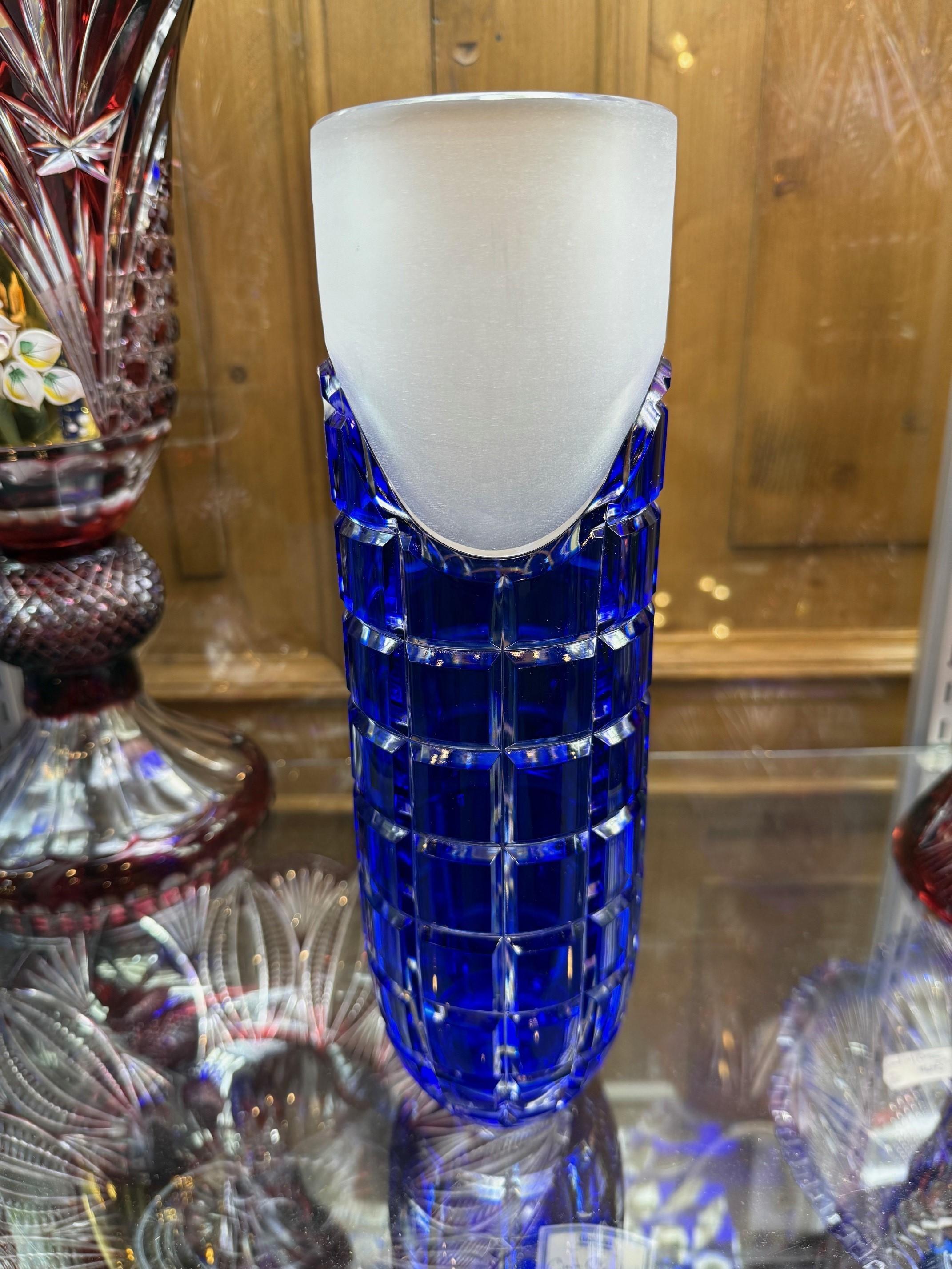 Tchèque Vase en cristal bleu taillé à la main par Caesar Crystal Bohemiae Co. République tchèque en vente