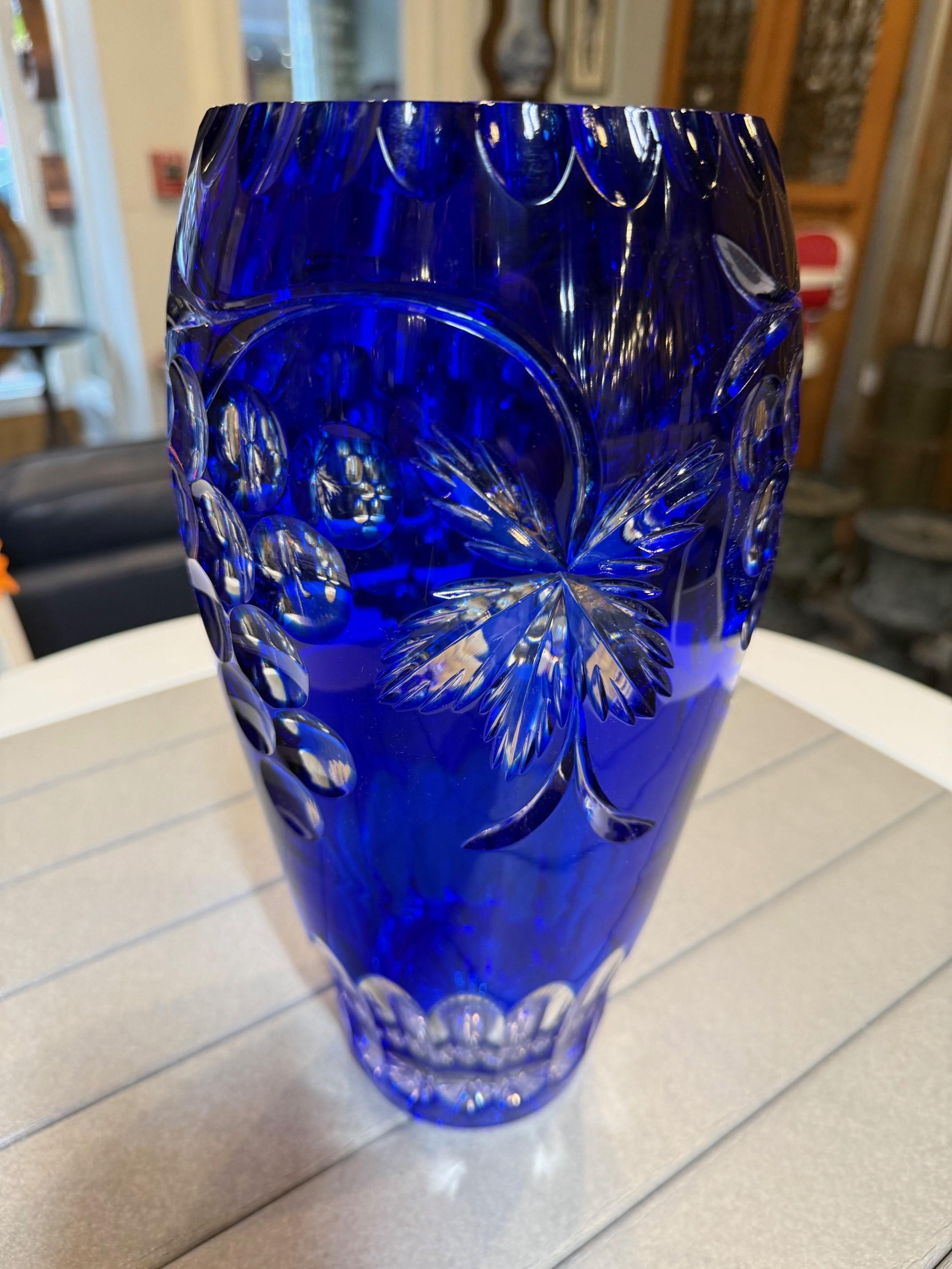 Tchèque Vase en cristal bleu taillé à la main par Caesar Crystal Bohemiae Co. République tchèque en vente