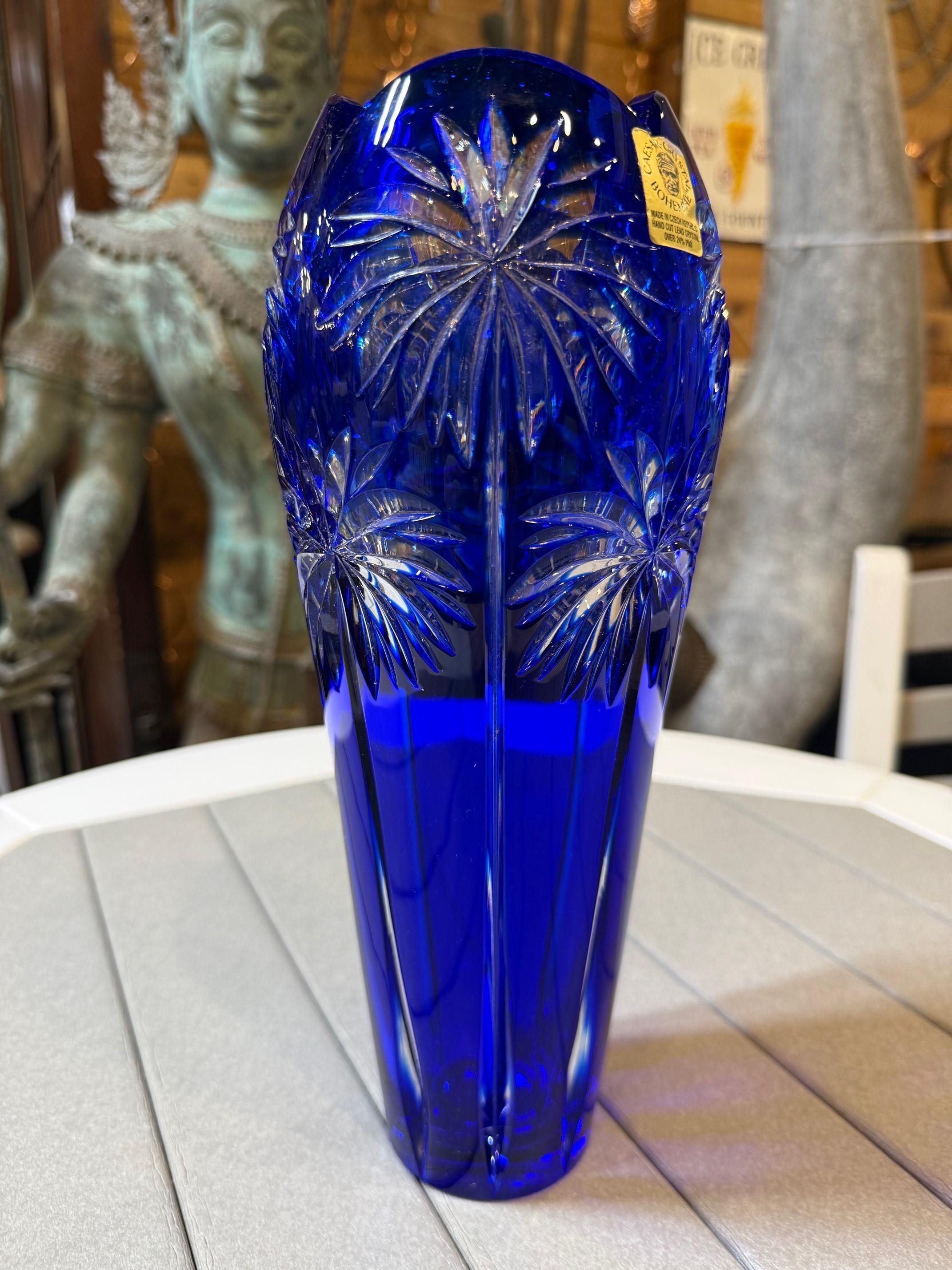 Tchèque Vase en cristal bleu taillé à la main par Caesar Crystal Bohemiae Co. République tchèque en vente
