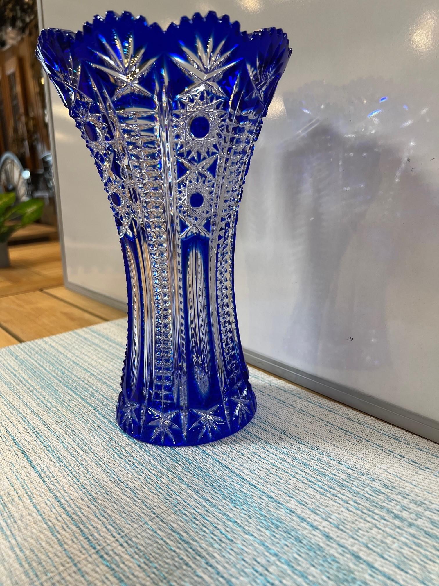 Vase en cristal bleu taillé à la main par Caesar Crystal Bohemiae Co. République tchèque Excellent état - En vente à Stamford, CT