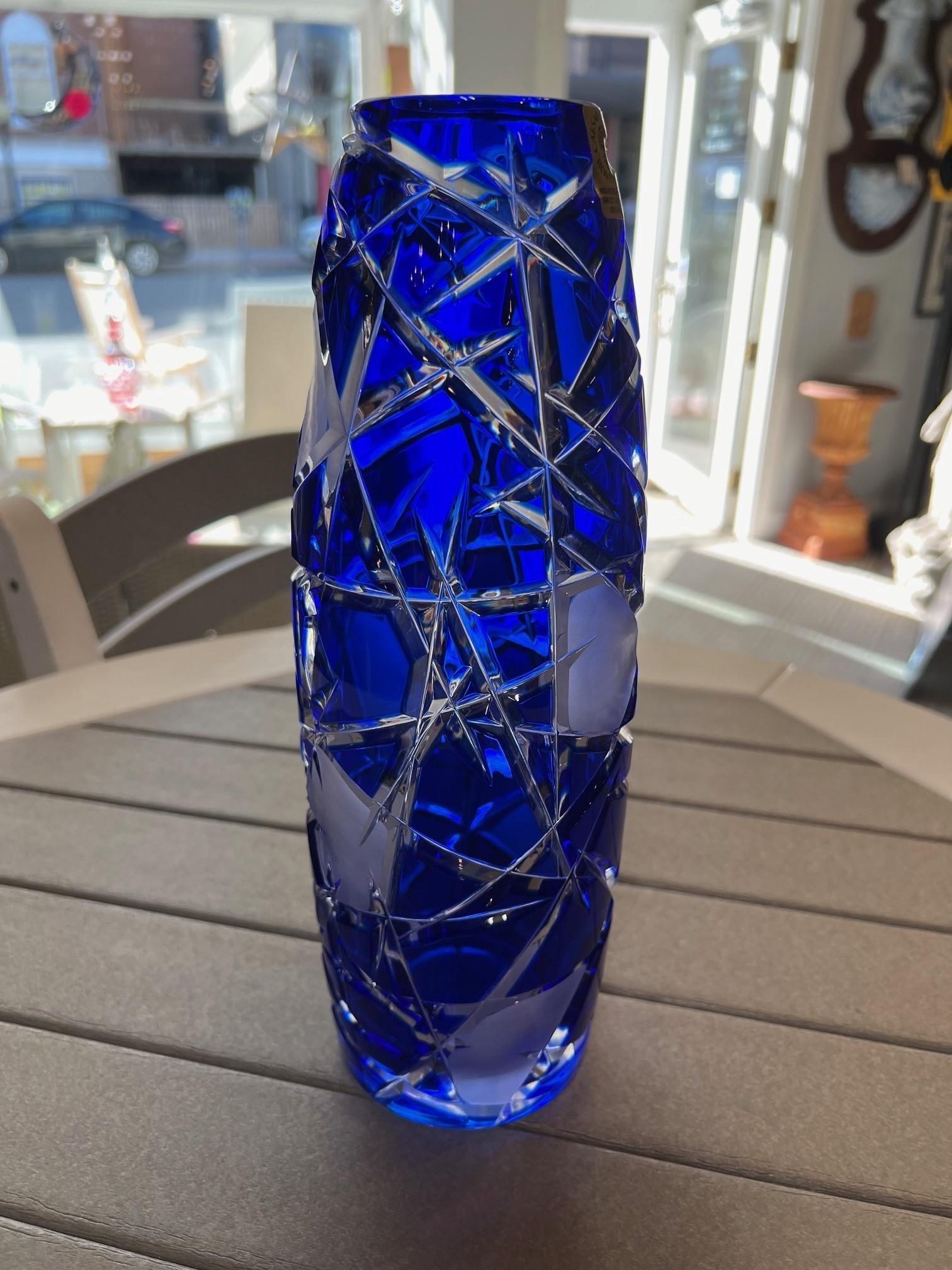 Jarrón azul de cristal de plomo tallado a mano de Caesar Crystal Bohemiae Co. República Checa en Excelente estado para la venta en Stamford, CT
