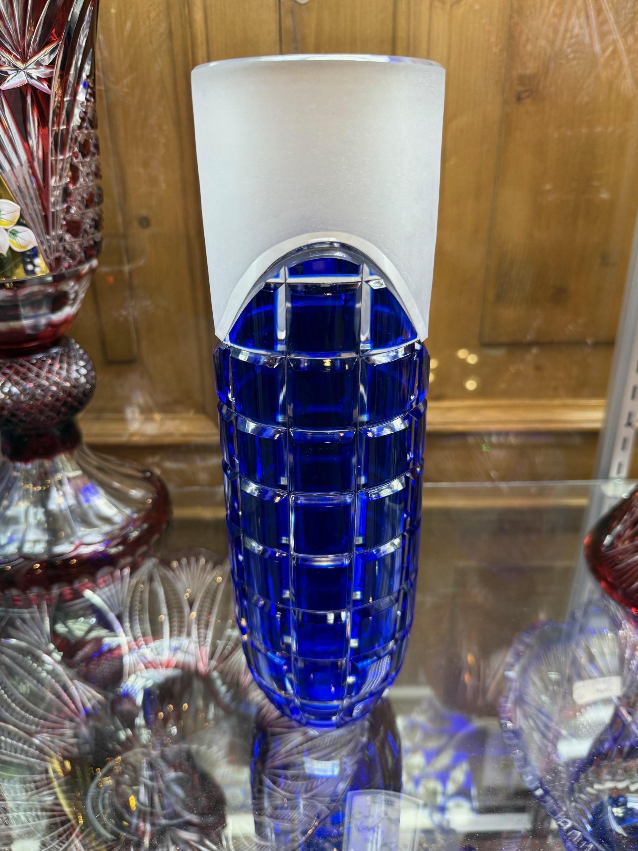 Vase en cristal bleu taillé à la main par Caesar Crystal Bohemiae Co. République tchèque Excellent état - En vente à Stamford, CT