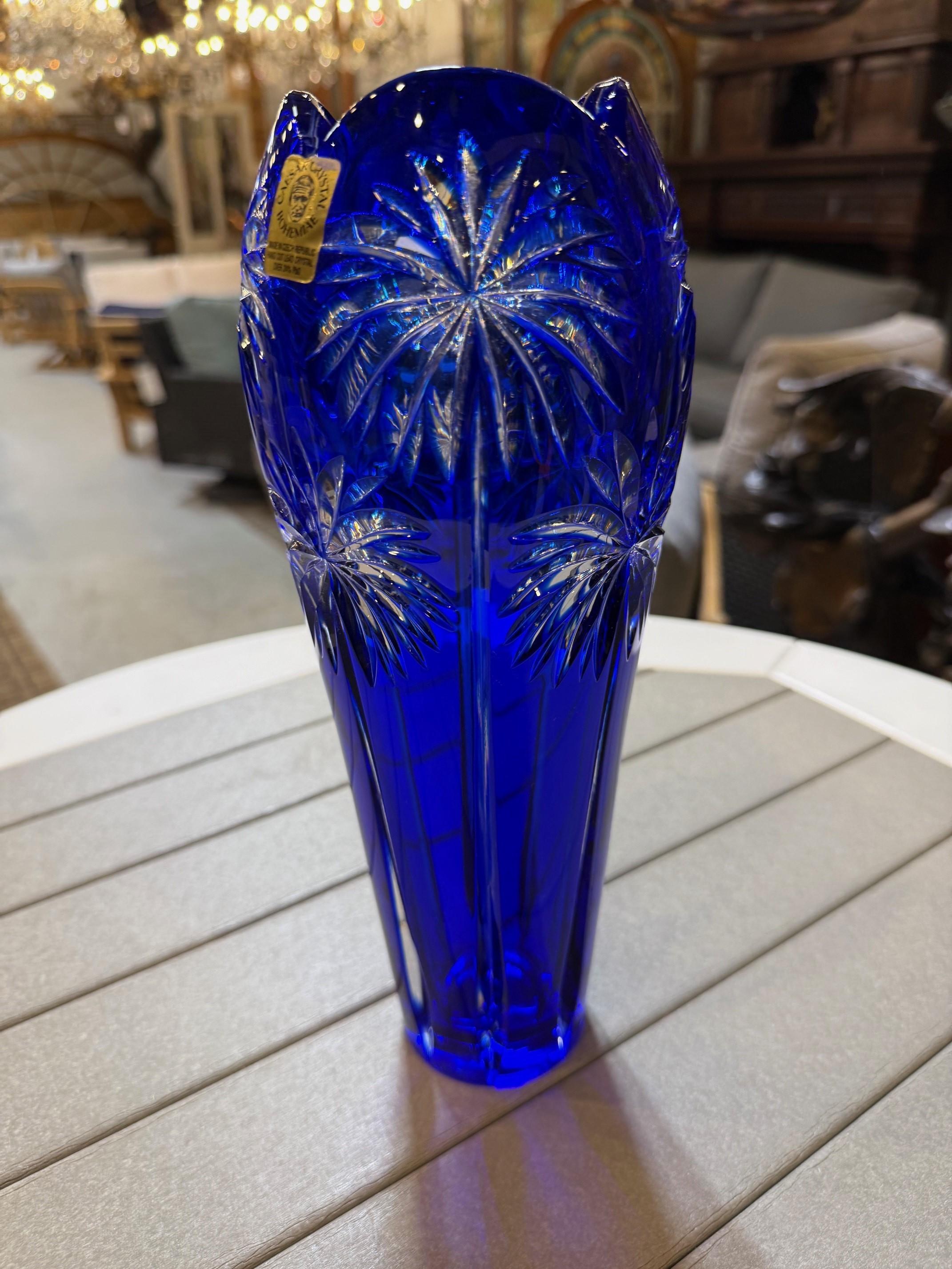 Vase en cristal bleu taillé à la main par Caesar Crystal Bohemiae Co. République tchèque Excellent état - En vente à Stamford, CT