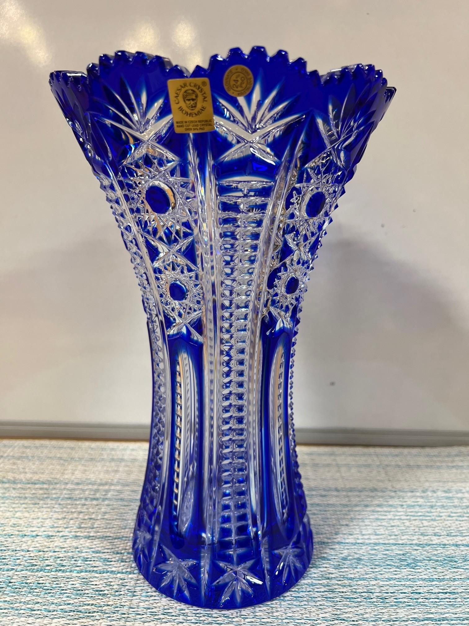 20ième siècle Vase en cristal bleu taillé à la main par Caesar Crystal Bohemiae Co. République tchèque en vente