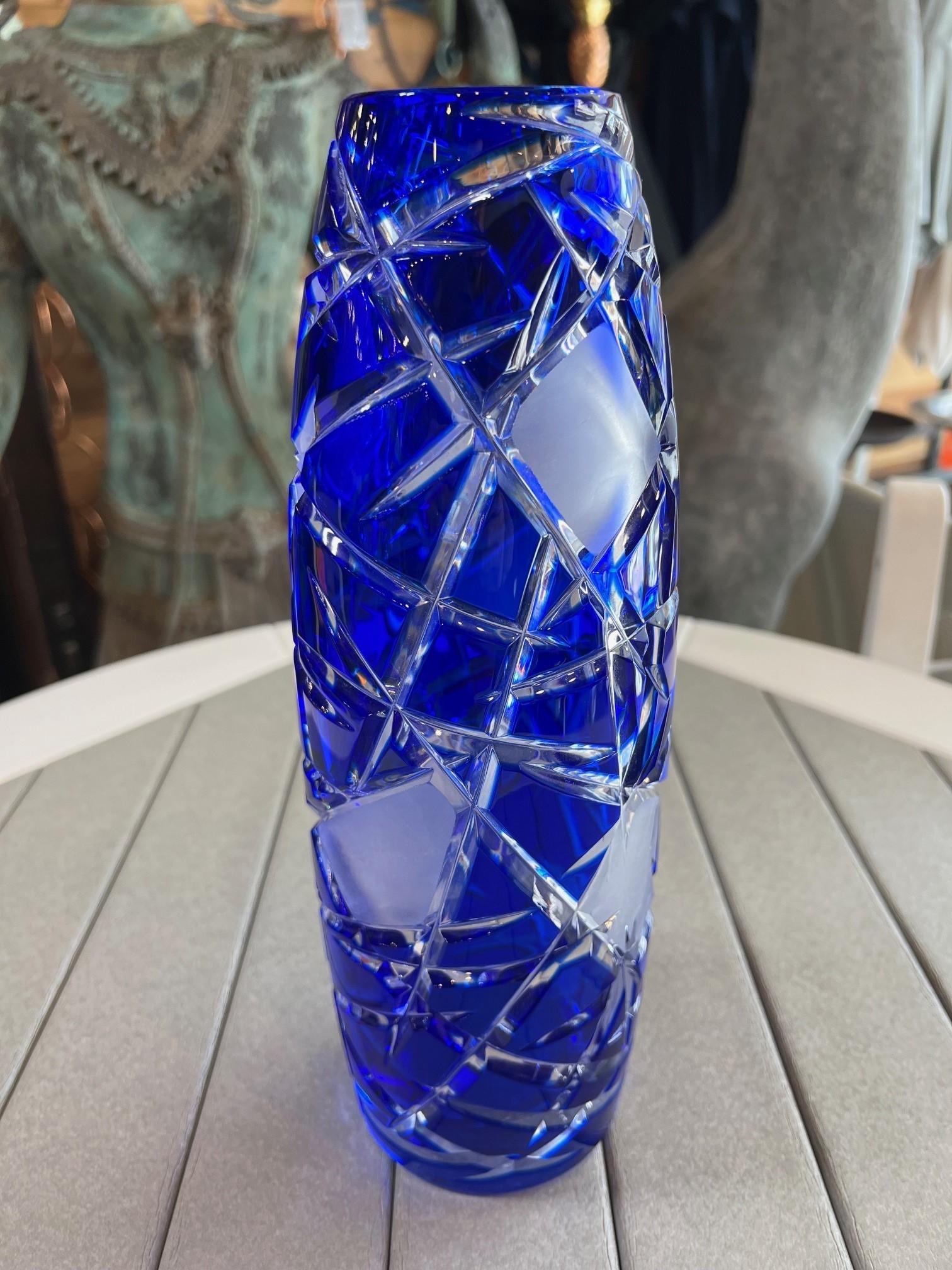 Jarrón azul de cristal de plomo tallado a mano de Caesar Crystal Bohemiae Co. República Checa siglo XX en venta