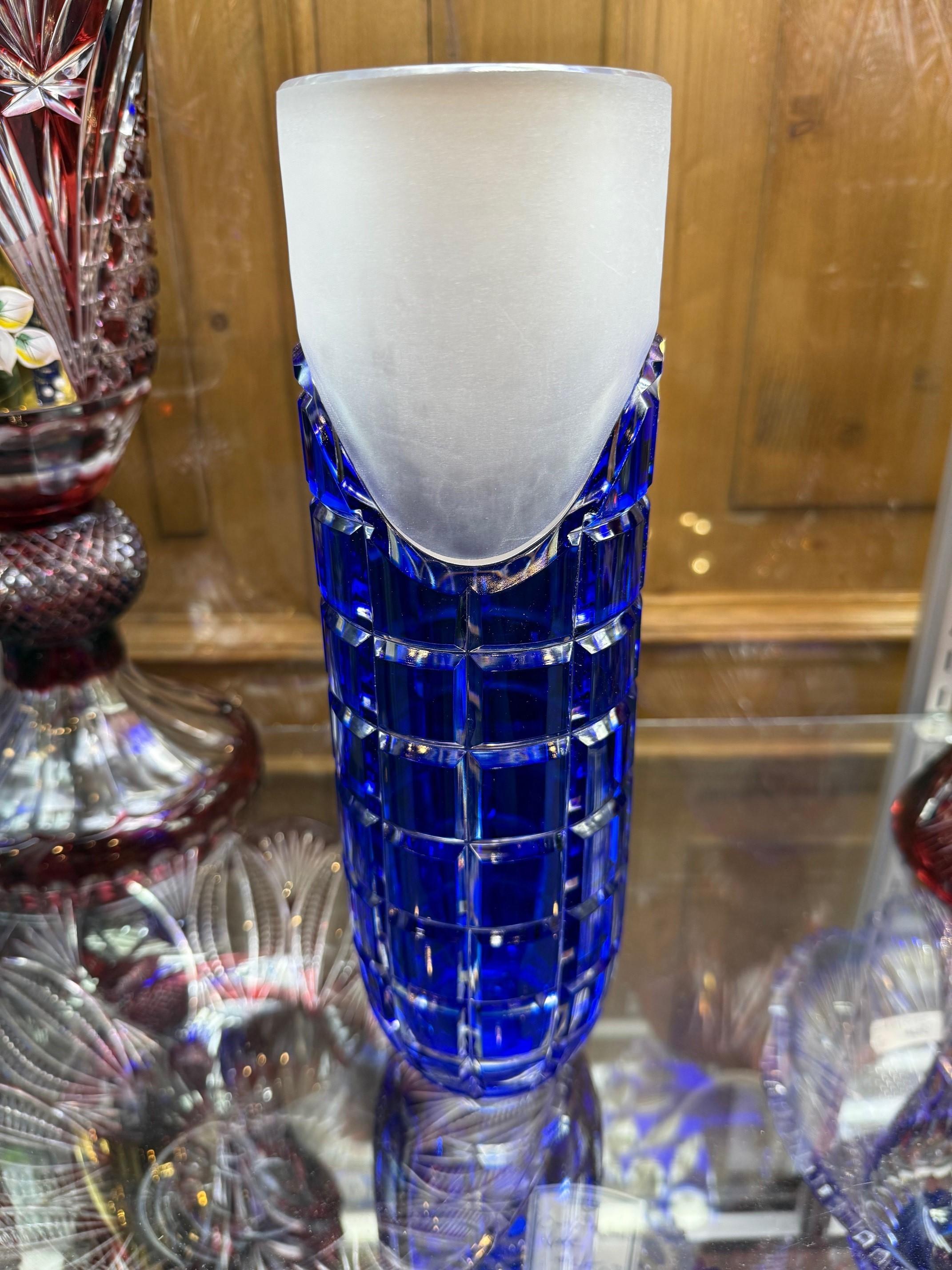 20ième siècle Vase en cristal bleu taillé à la main par Caesar Crystal Bohemiae Co. République tchèque en vente