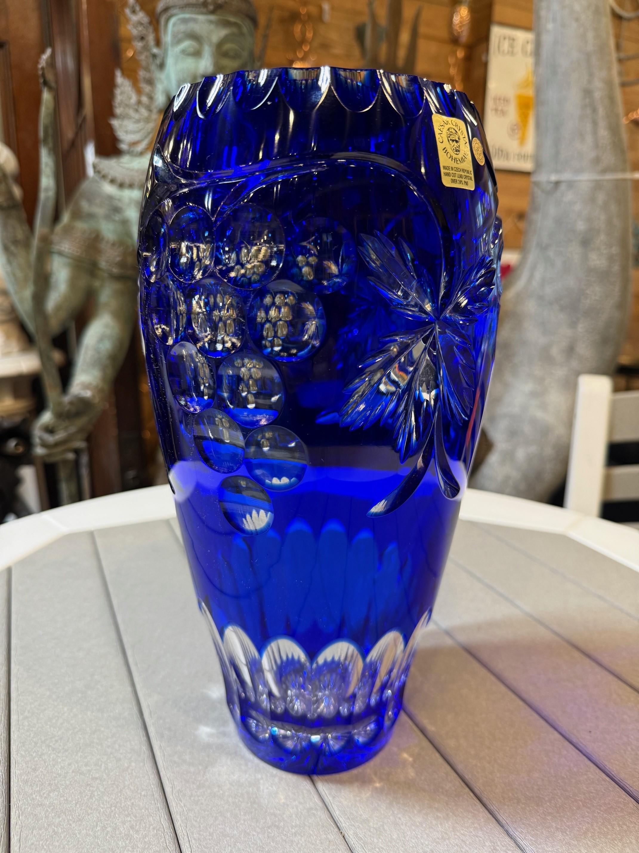 Vase en cristal bleu taillé à la main par Caesar Crystal Bohemiae Co. République tchèque Excellent état - En vente à Stamford, CT