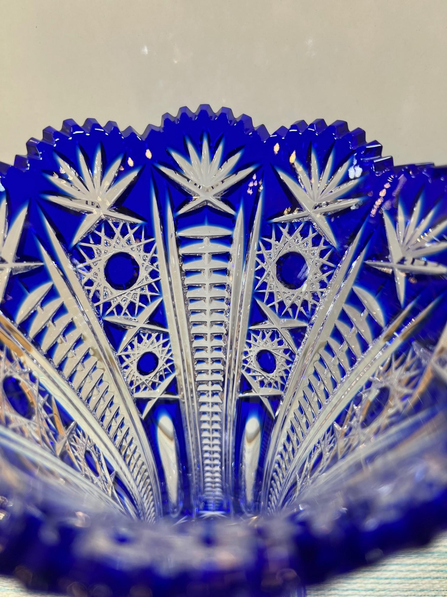 Cristal Vase en cristal bleu taillé à la main par Caesar Crystal Bohemiae Co. République tchèque en vente