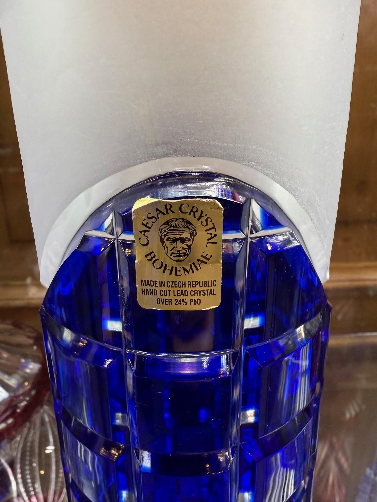 Cristal Vase en cristal bleu taillé à la main par Caesar Crystal Bohemiae Co. République tchèque en vente