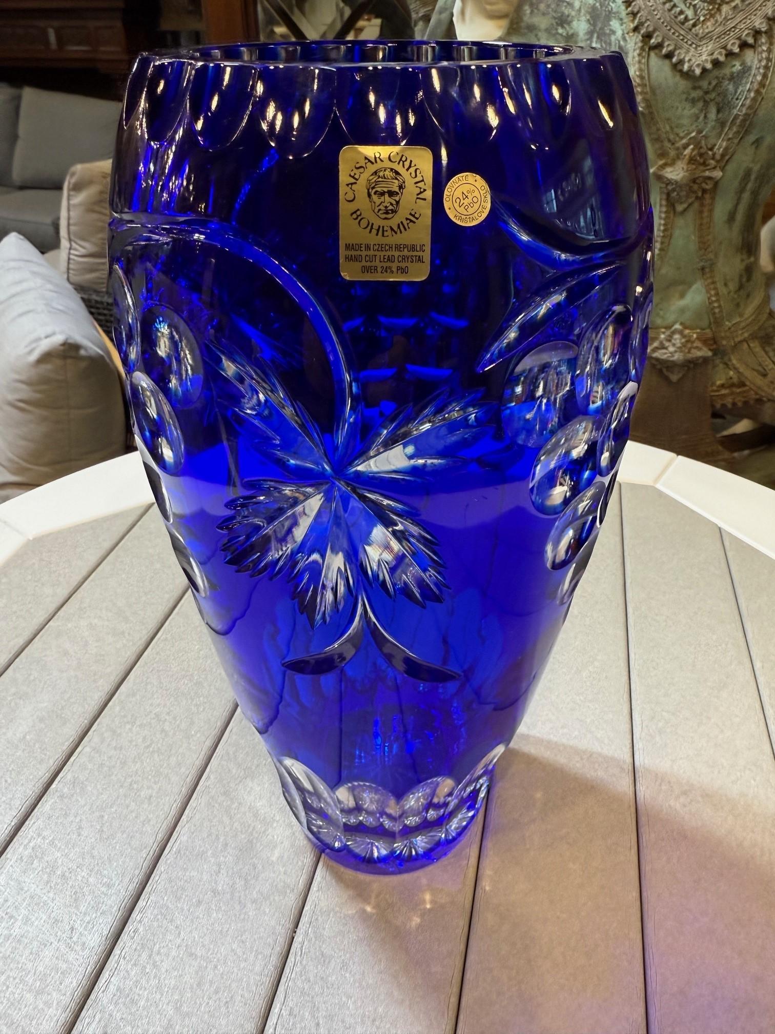 20ième siècle Vase en cristal bleu taillé à la main par Caesar Crystal Bohemiae Co. République tchèque en vente